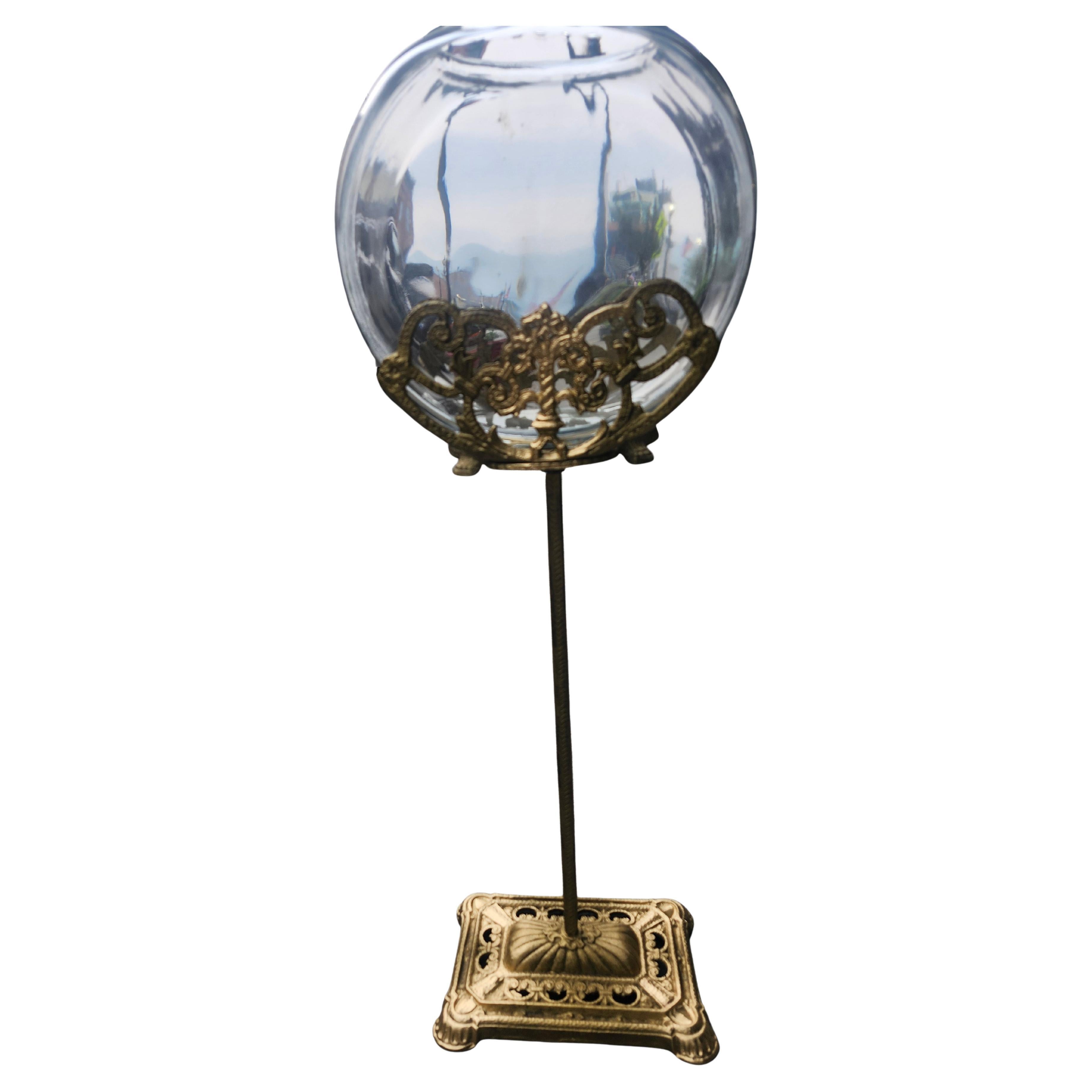Sehr schöner Art Deco Fishbowl Sockel mit einer klaren Glasschale in Form einer Kantine. Der Ständer ist in alter Goldfarbe mit einigen Highlights. In ausgezeichnetem antiken Zustand mit minimalen Gebrauchsspuren. Verkauft als zweiteiliges Set.