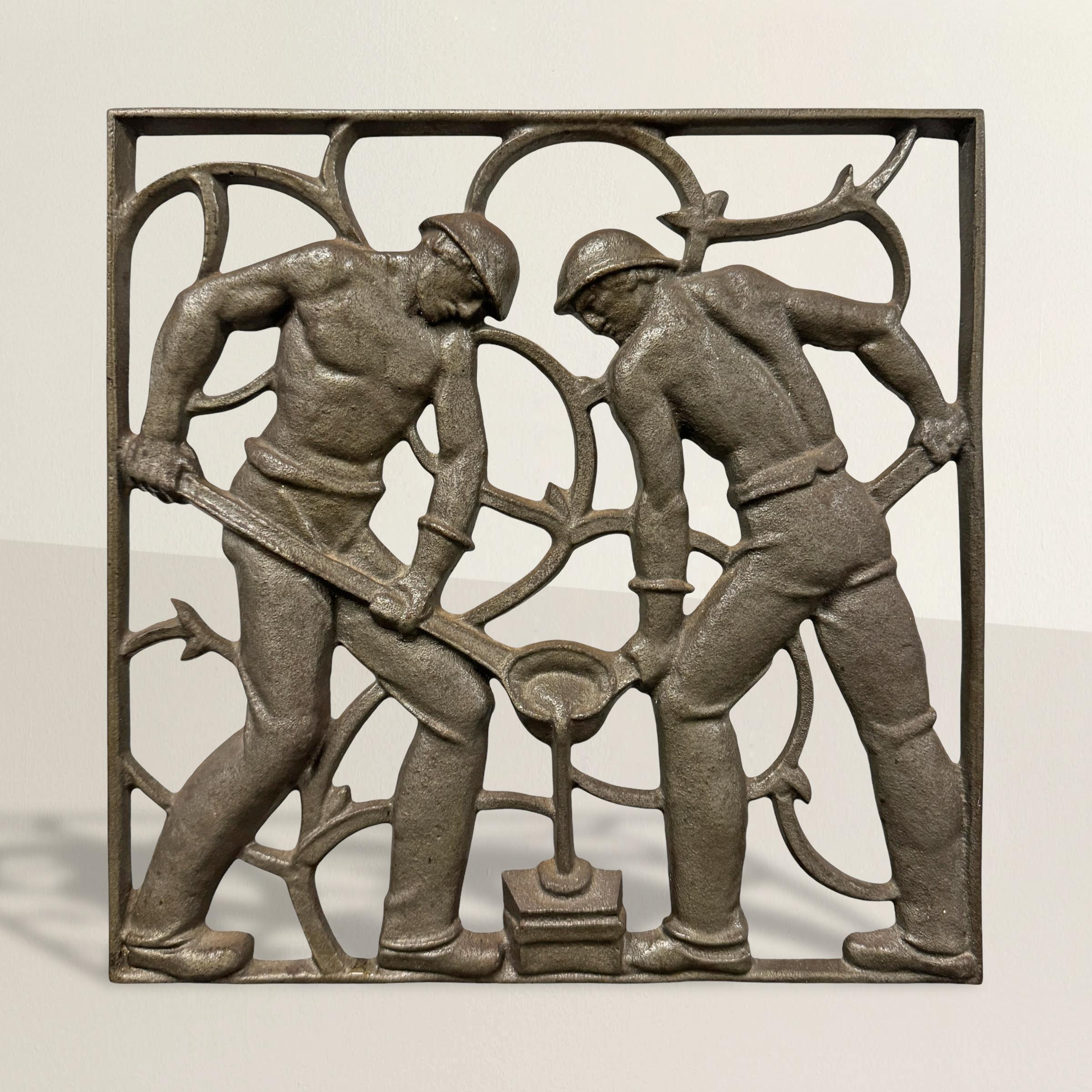 Questo straordinario pannello in ghisa Art Déco è una rielaborazione di un disegno originale di Heinrich Moshage, un rinomato artista conosciuto per le sue opere di ispirazione industriale. Il pannello cattura l'energia dinamica di due operai che
