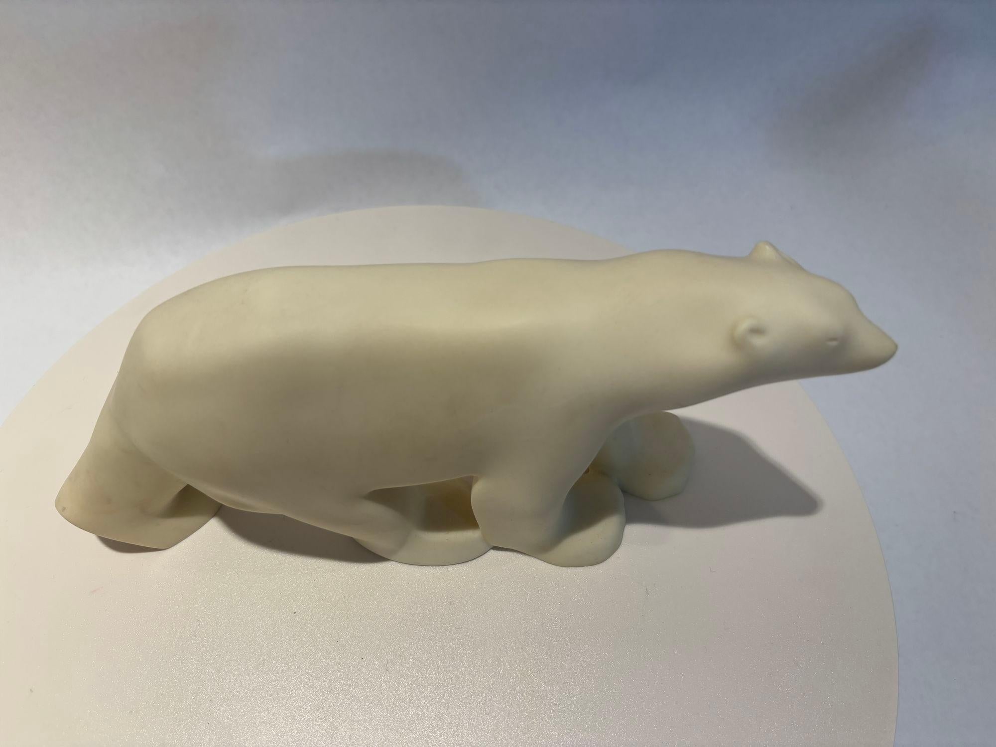 Scultura di orso polare bianco in resina Art Déco di Francois Pompon.
La scultura di orso polare bianco in resina è una riproduzione della famosa opera di Francois Pompon.
Dimensioni: Altezza: 4,75 in Larghezza: 9,5 in Profondità: 2,5