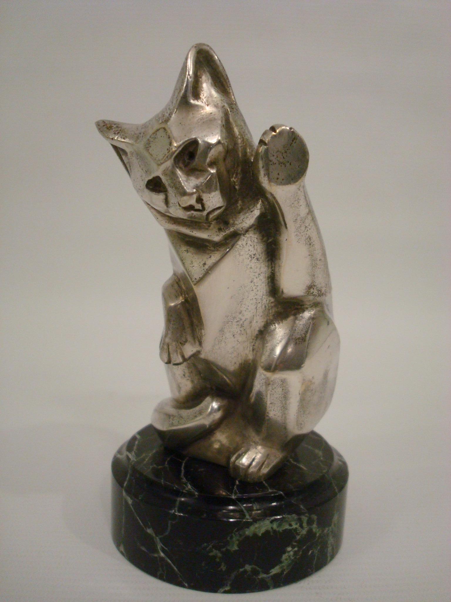 Art Deco Katze Skulptur / Figur Versilberte Bronze. Gezeichnet Irénée Rochard. Hergestellt in Frankreich in den 1920er Jahren. Schöner Schreibtisch-Briefbeschwerer mit einer sitzenden, spielenden Katze, montiert auf einem Marmorsockel. Sehr gute
