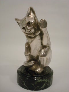 Sculpture de chat Art déco presse-papiers en bronze argenté. Signé Rochard, France 1920