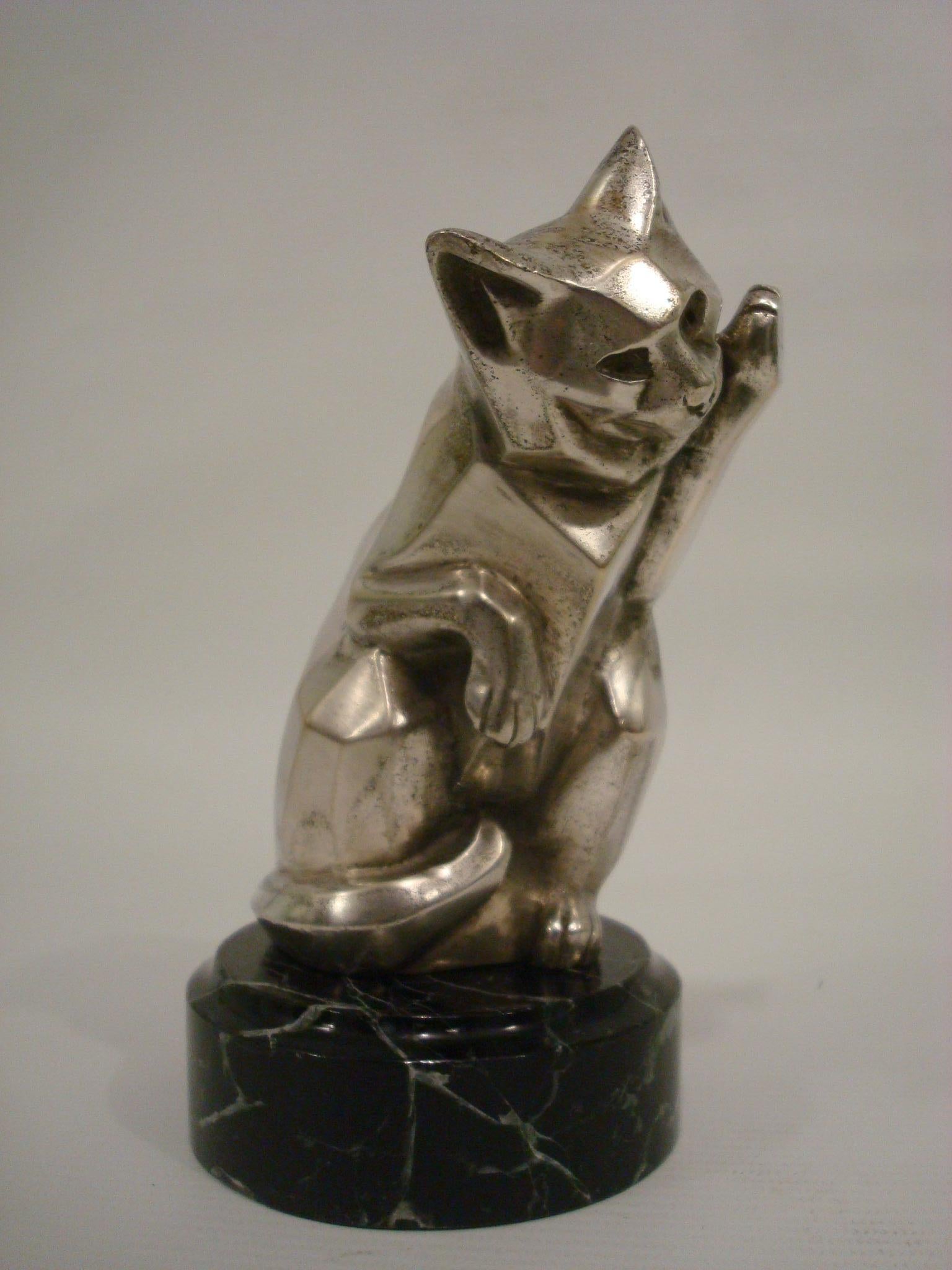 Argenté Sculpture de chat Art déco presse-papiers en bronze argenté. Signé Rochard, France 1920 en vente