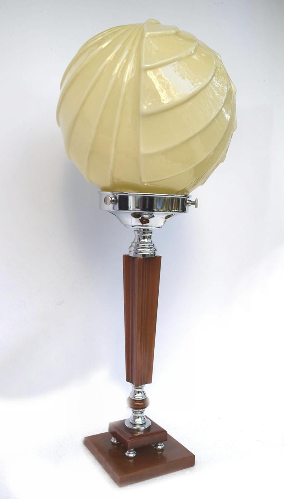 Art Deco Catalin Phenolic Bakelite Lamp, circa 1930s For Sale 1