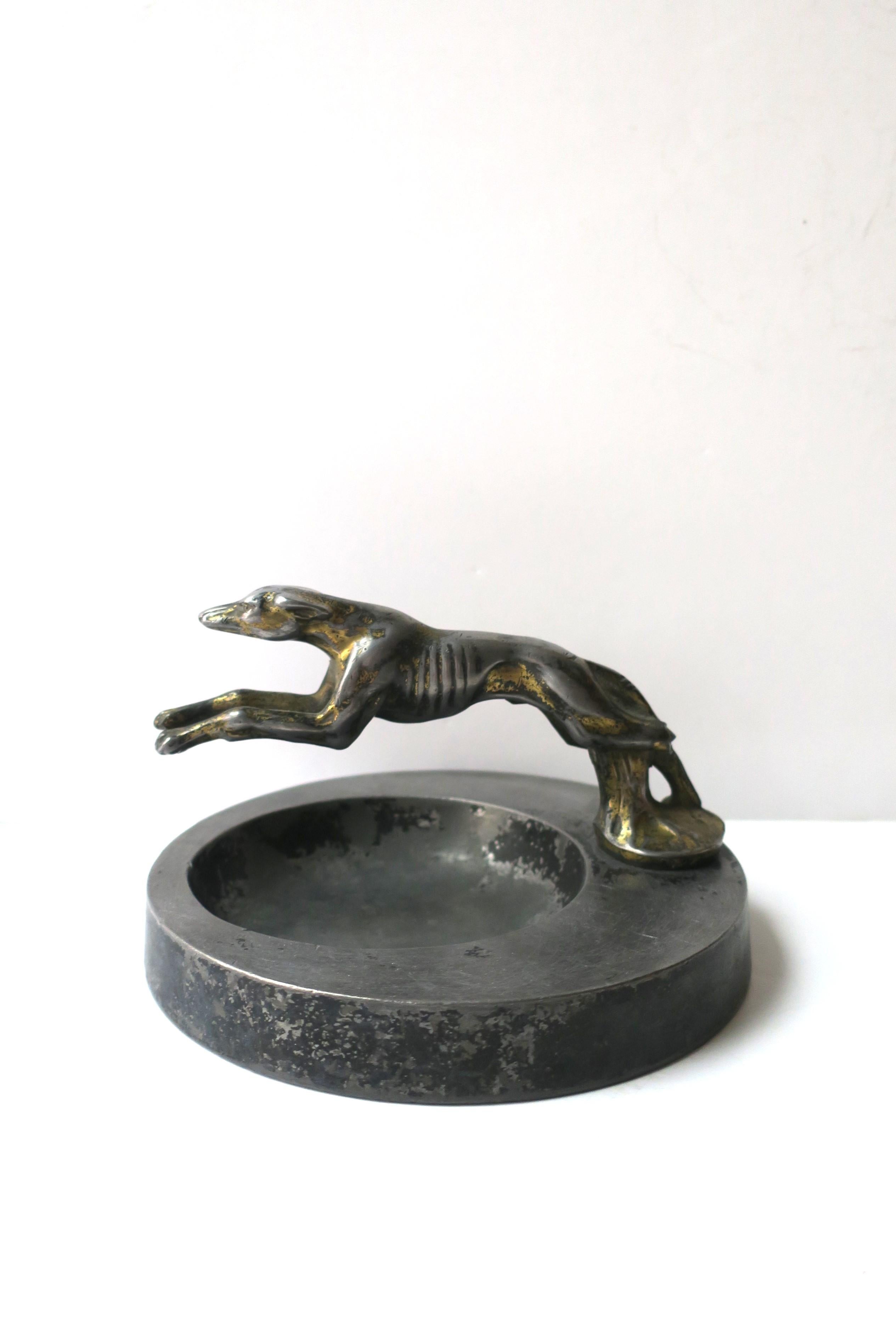 Art Deco Catchall Vide-Poche mit Windhund-Schaukelhund-Skulptur, Art déco  (Gegossen) im Angebot