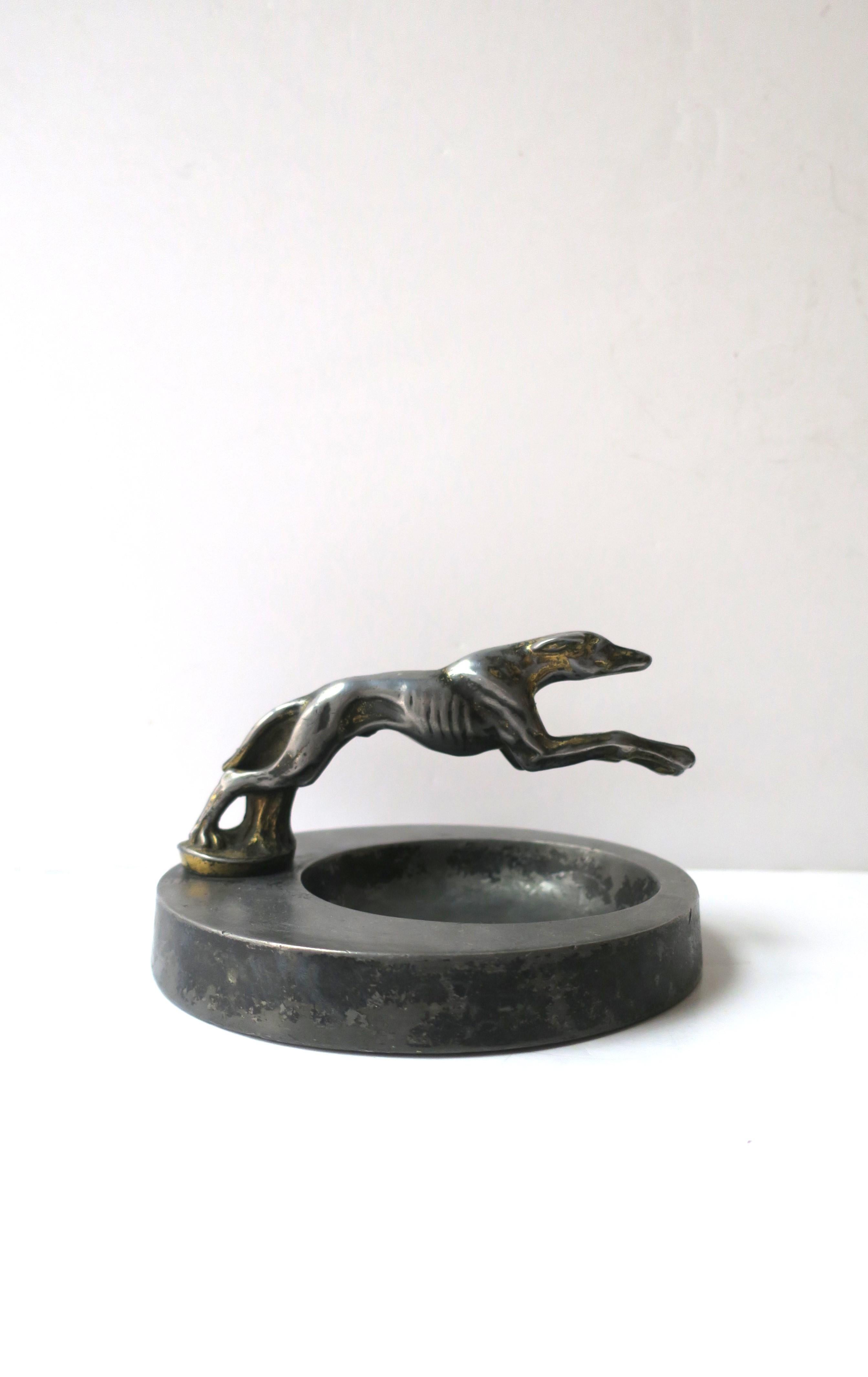Art Deco Catchall Vide-Poche mit Windhund-Schaukelhund-Skulptur, Art déco  im Zustand „Gut“ im Angebot in New York, NY
