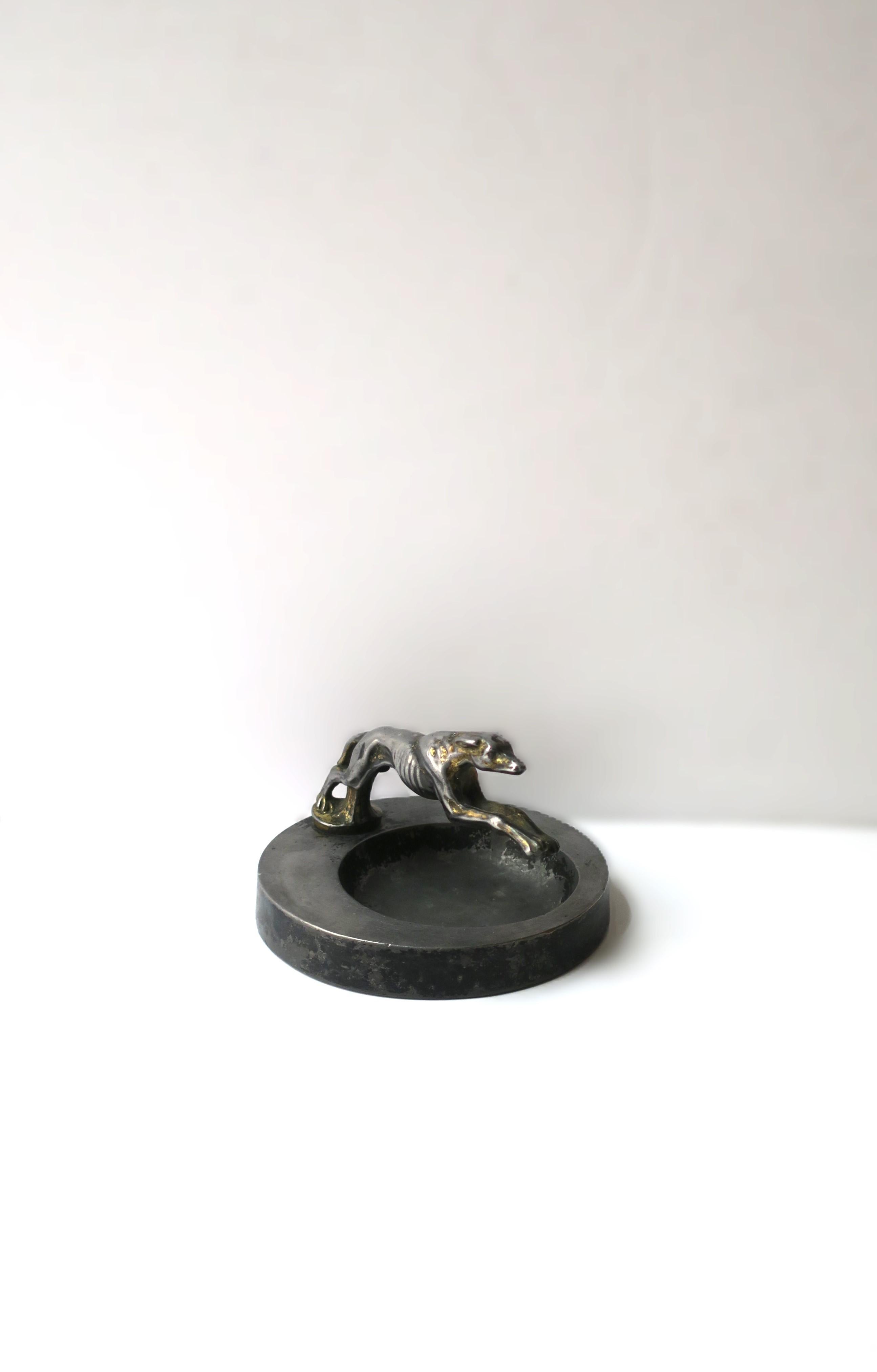 Art Deco Catchall Vide-Poche mit Windhund-Schaukelhund-Skulptur, Art déco  (Metall) im Angebot