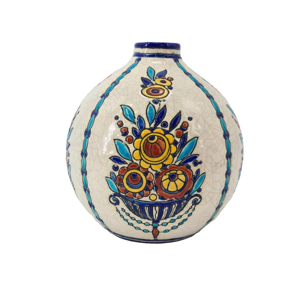 ART DECO CATTEAU Charles Egg Shape Vase D944 1925/1926
Four vertical sections divided by bands of ovals in cobalt and azure. In each section, the body of the vase is decorated with a stylised basket of flowers, from which a branch reaches up to the