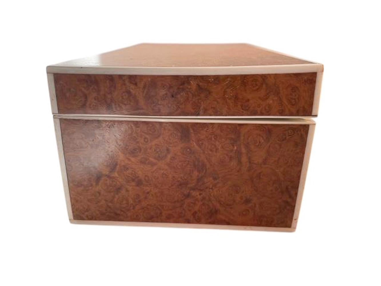 Caja de cigarrillos Art Decó de cedro forrado de madera de Amboyna en Bueno estado para la venta en Chapel Hill, NC