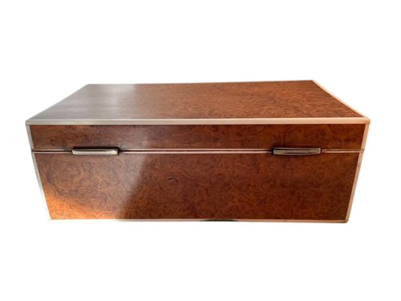 Caja de cigarrillos Art Decó de cedro forrado de madera de Amboyna siglo XX en venta