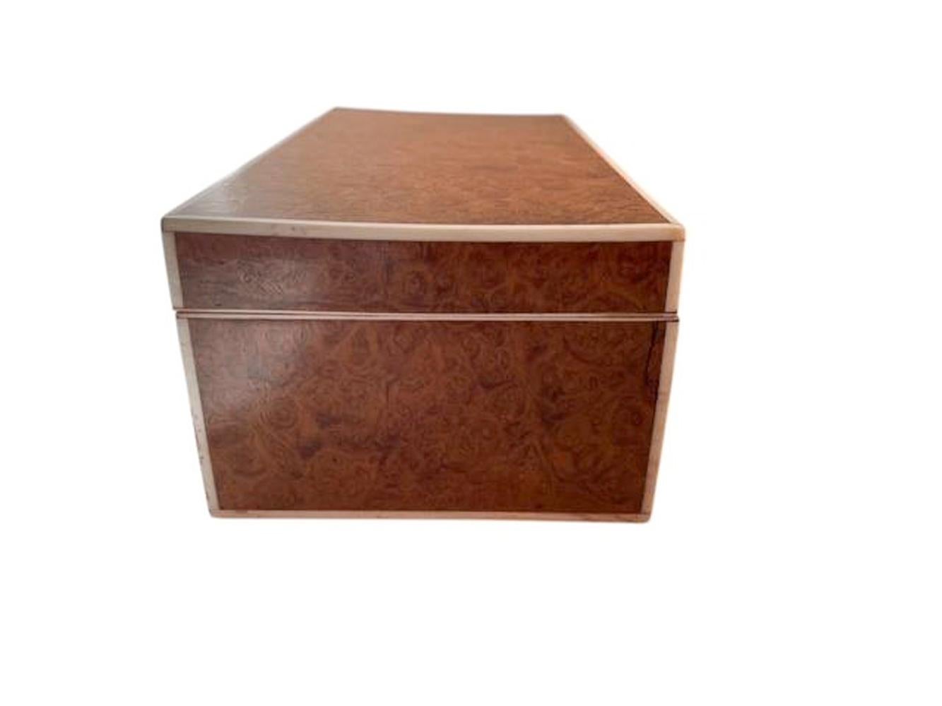 Caja de cigarrillos Art Decó de cedro forrado de madera de Amboyna Hueso en venta