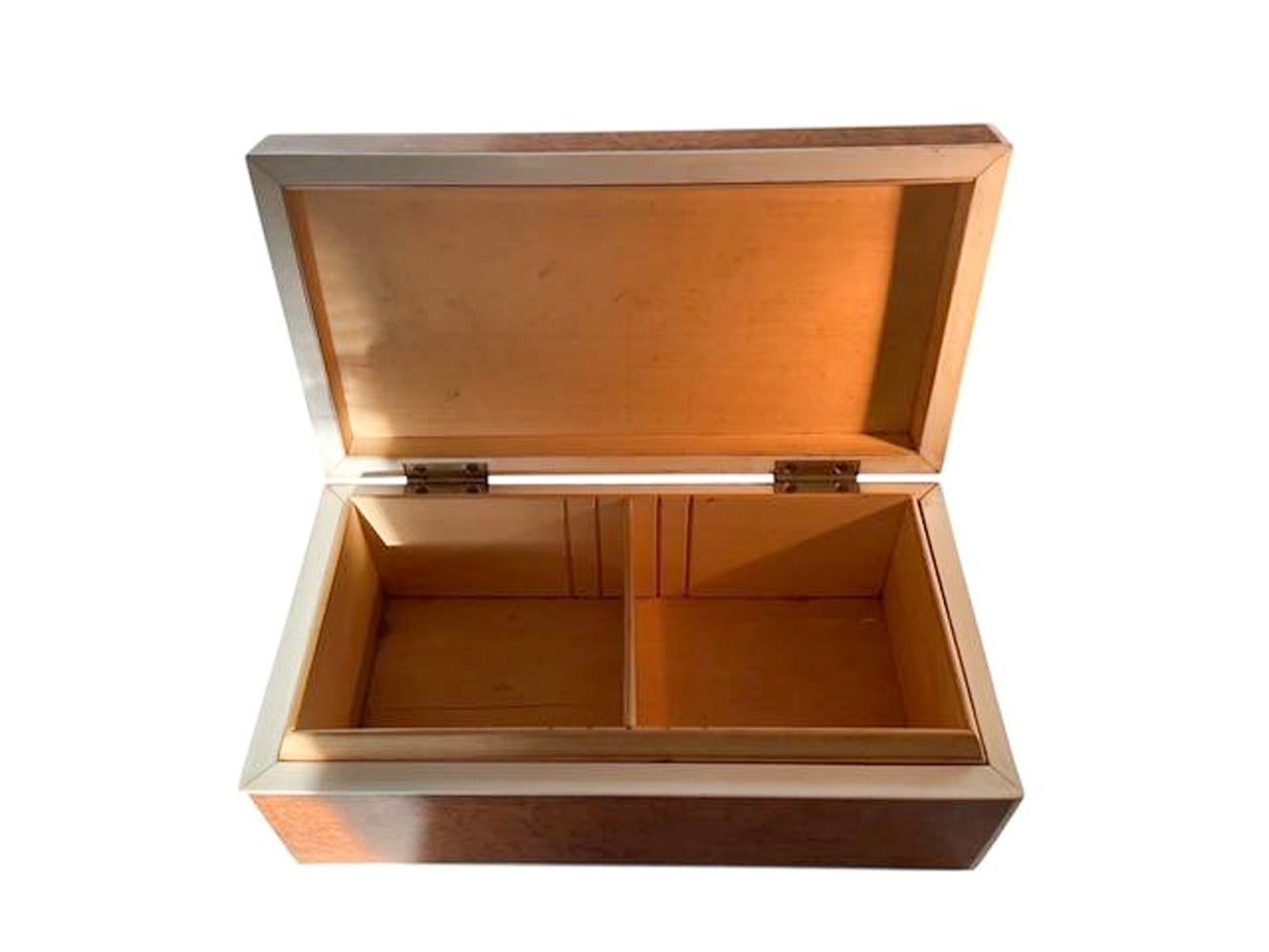 Caja de cigarrillos Art Decó de cedro forrado de madera de Amboyna en venta 2