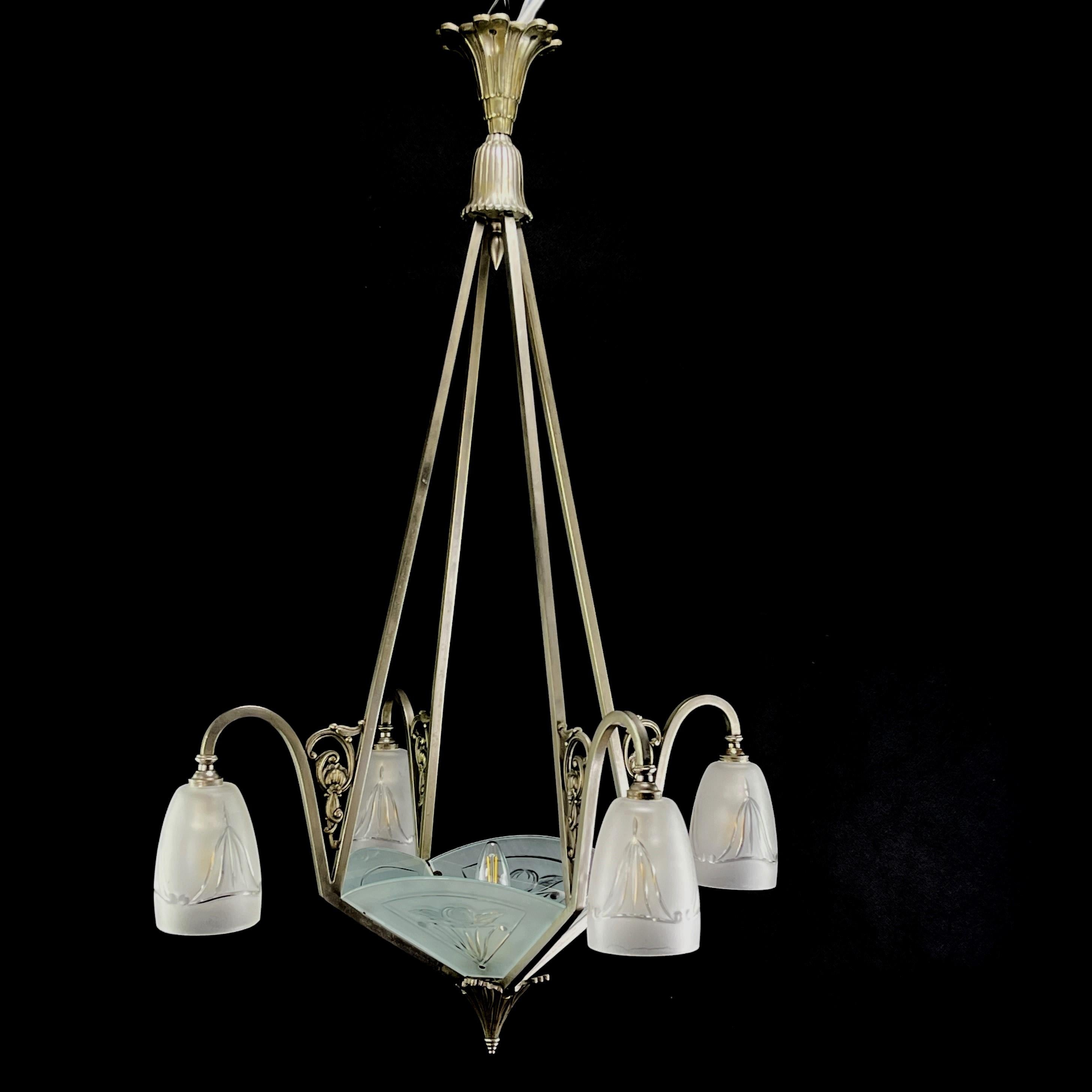 Art Deco chandelier - 1920s.

This original ceiling lamp is a design piece from the Art Deco era. The ceiling lamp captivates with its simple and matter-of-fact design. The lamp gives a pleasant light.

The cleaned lamp has 5 x B22 sockets.
 