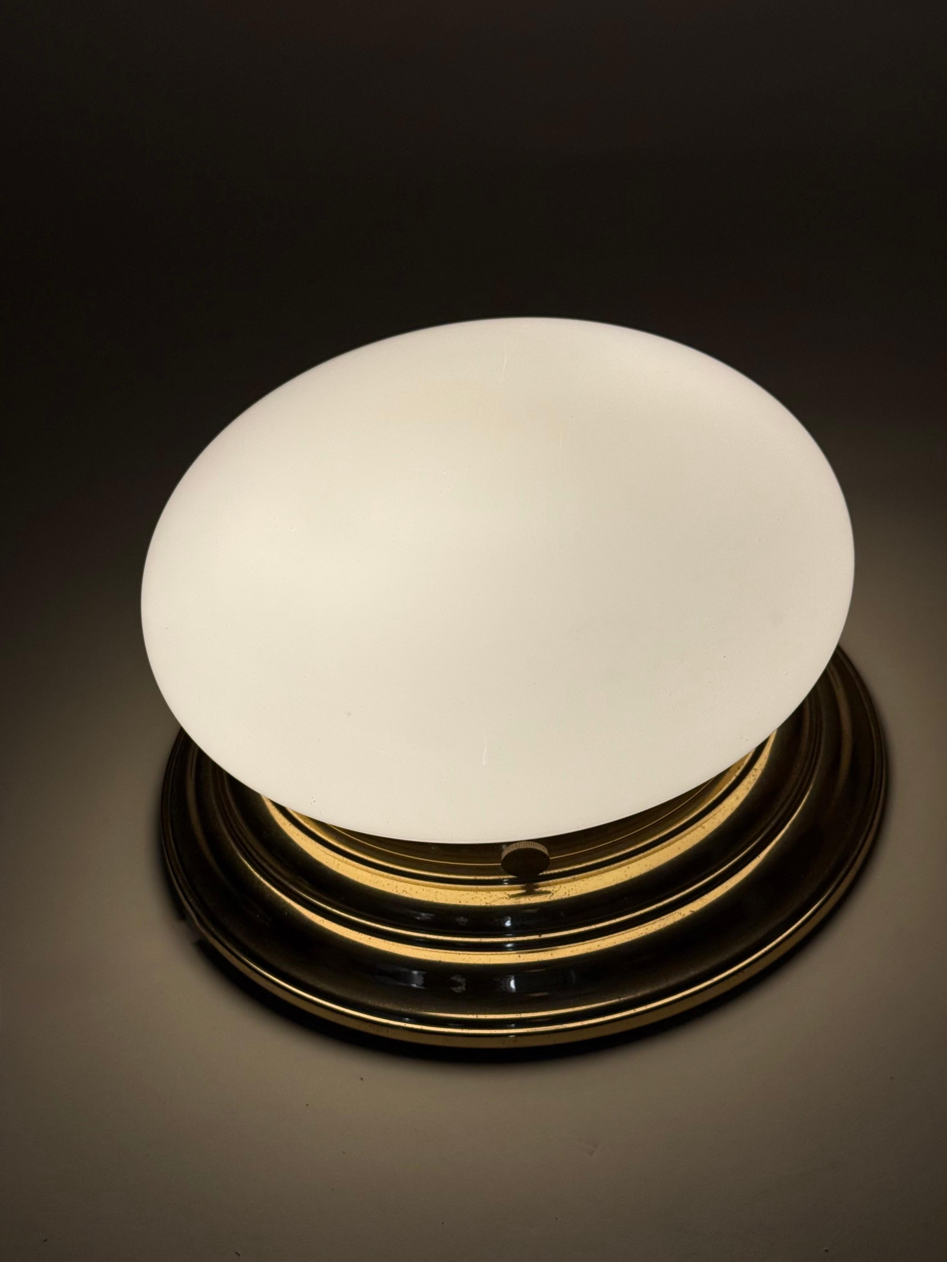 Este  La hermosa lámpara de techo es un diseño clásico absoluto que se remonta al periodo art déco. La lámpara una luz muy agradable y saludable. Esta lámpara de techo empotrada se fabricó en torno a la década de 1980. Esta lámpara es atemporal y