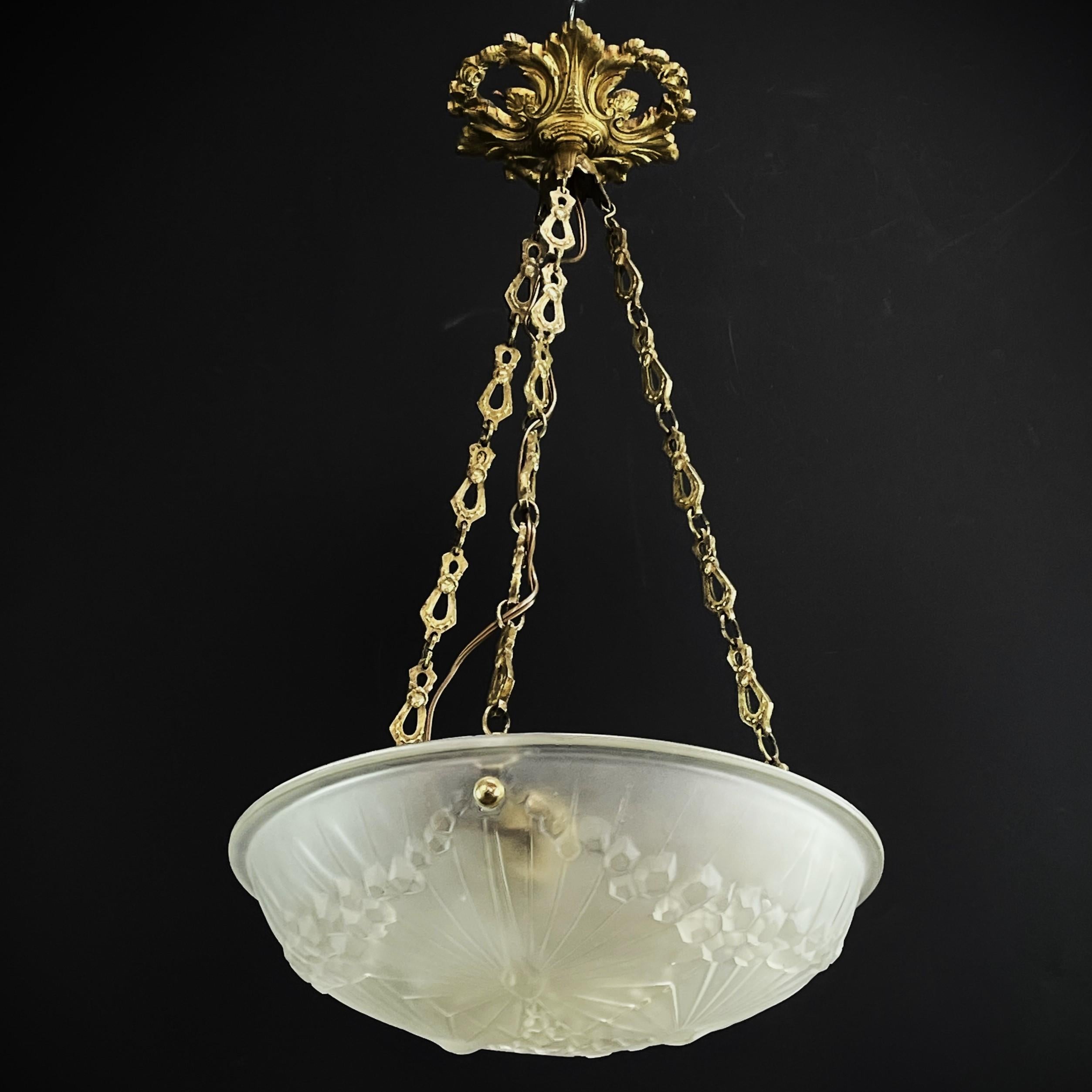Art Deco lamp by Muller Frères  Lunéville

The ART DECO ceiling lamp is a remarkable example of early 20th century craftsmanship and style. 

The ART DECO ceiling lamp is a remarkable example of the craftsmanship and style of the early 20th
