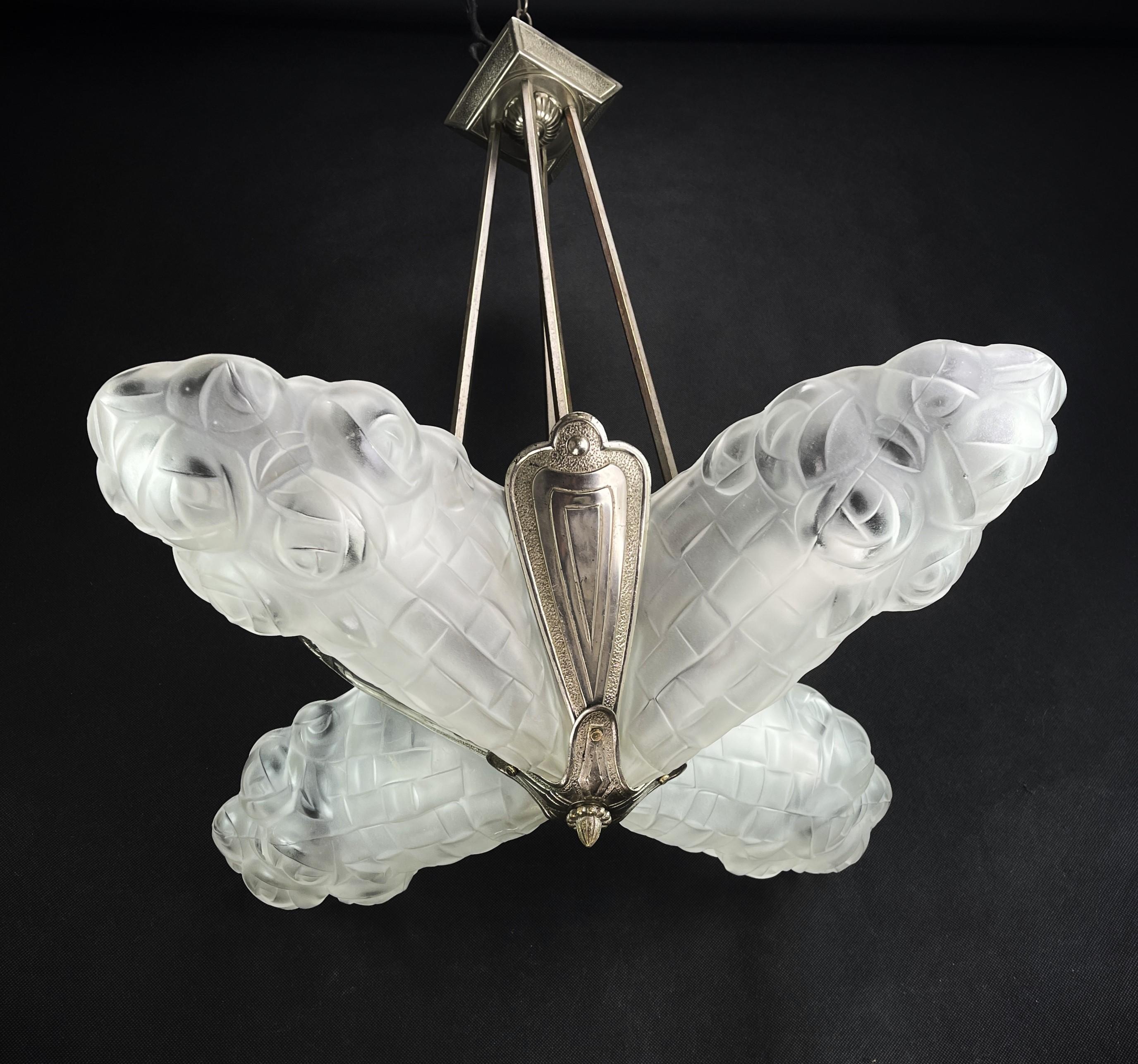 Art Deco Chandelier by Degue - 1920s.

This original pendant lamp captivates with its simple and matter-of-fact Art Deco design. The lamp has a signature on its satin frosted glass shade and gives a very pleasant light. This ceiling lamp is an
