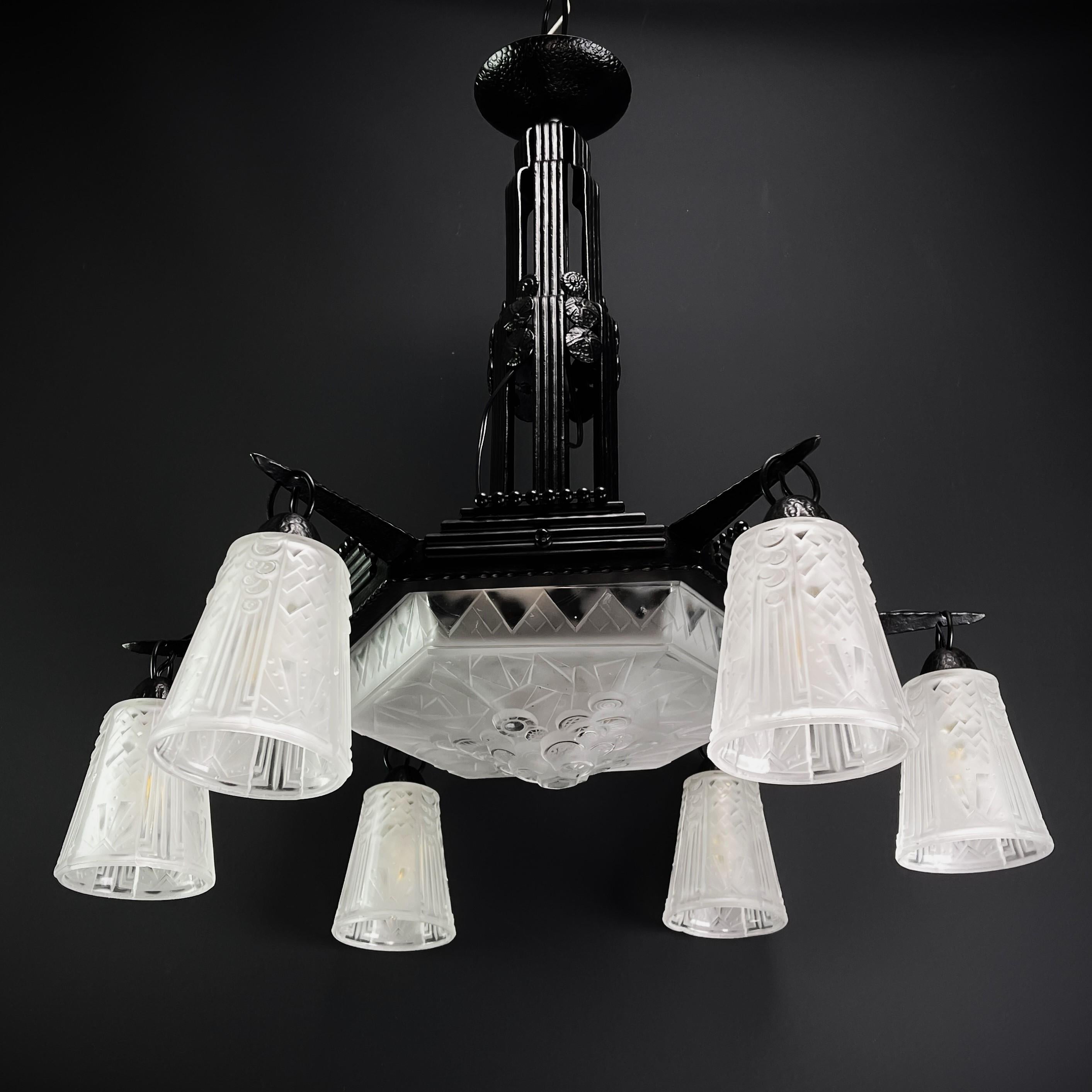 art deco ceiling lamp

The rare Muller Frères Lunéville ART DECO ceiling lamp is a fascinating example of the masterful craftsmanship and exquisite design of this renowned French glass manufacturer. This signed ceiling lamp skillfully combines the