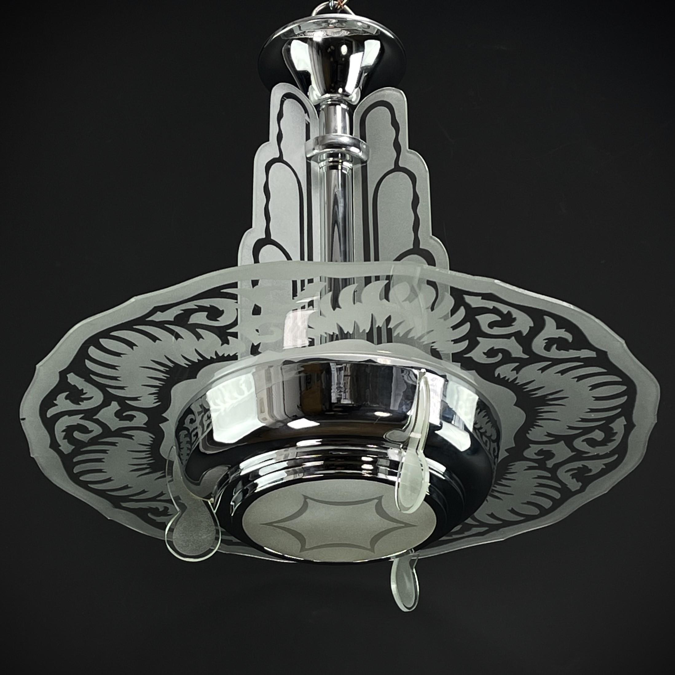 Art Deco chandelier - Waterfall - 1930s

The ART DECO ceiling lamp is a remarkable example of the craftsmanship and style of the early 20th century. 

This masterpiece combines high-quality cut glass and chrome-plated metal, presenting clear lines,