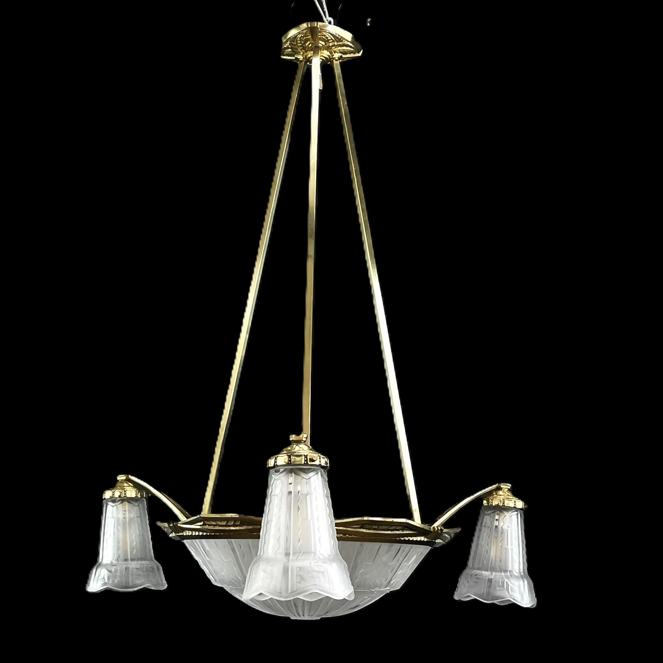 Lampadario ART DECO P. Maynadier a sospensione in bronzo, anni '30

Questo splendido lampadario Art Deco degli anni '1930 è un esempio eccezionale dell'eleganza e della raffinatezza dello stile Art Deco. Con la sua combinazione di bronzo e vetro,