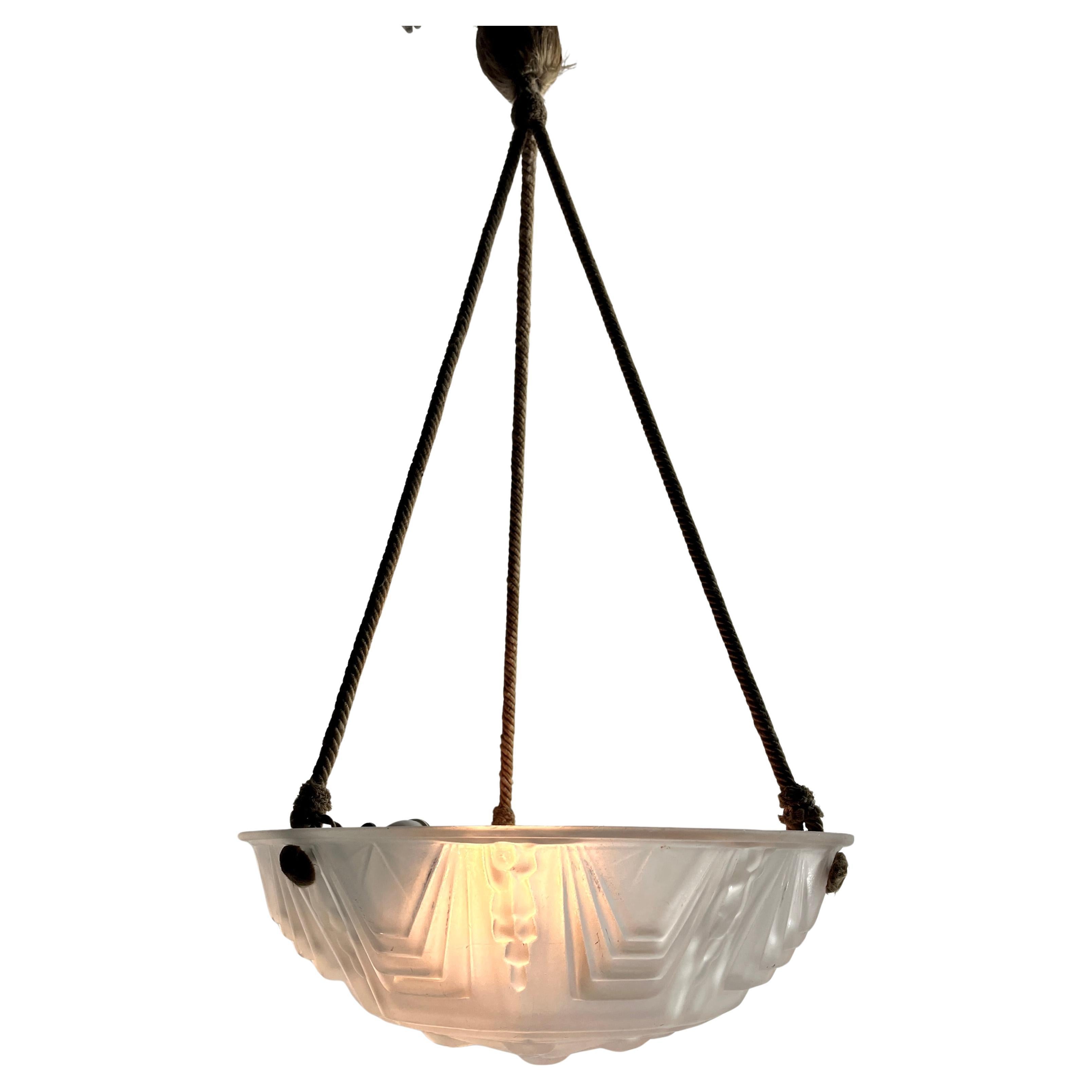 Deckenleuchte im Art déco-Stil, französischer Glasschirm, 1930er Jahre
