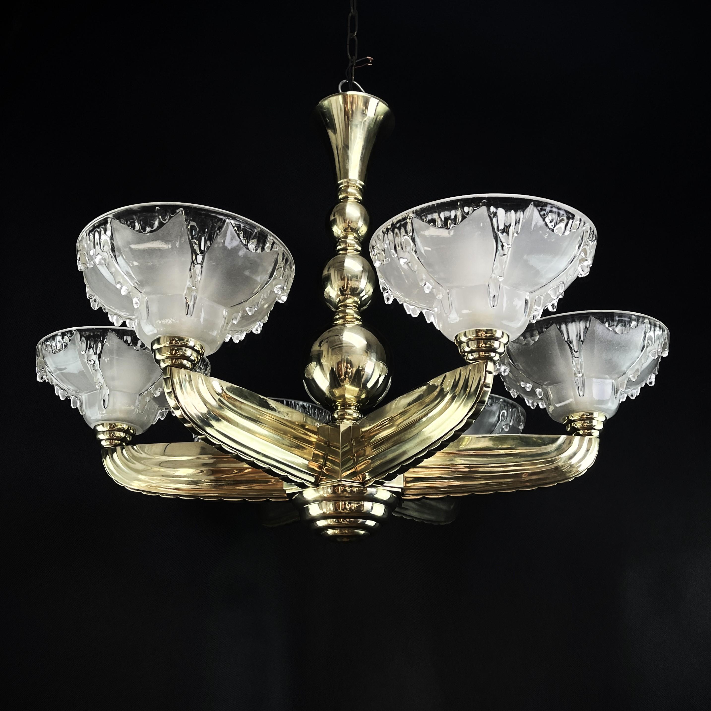 Art Deco chandelier - Pretitot and EZAN - 1930s

The Petitot Art Deco chandelier is an elegant and stylish lighting object from the Art Deco period. It is made of bronze and has unique design elements that make the chandelier a special work of