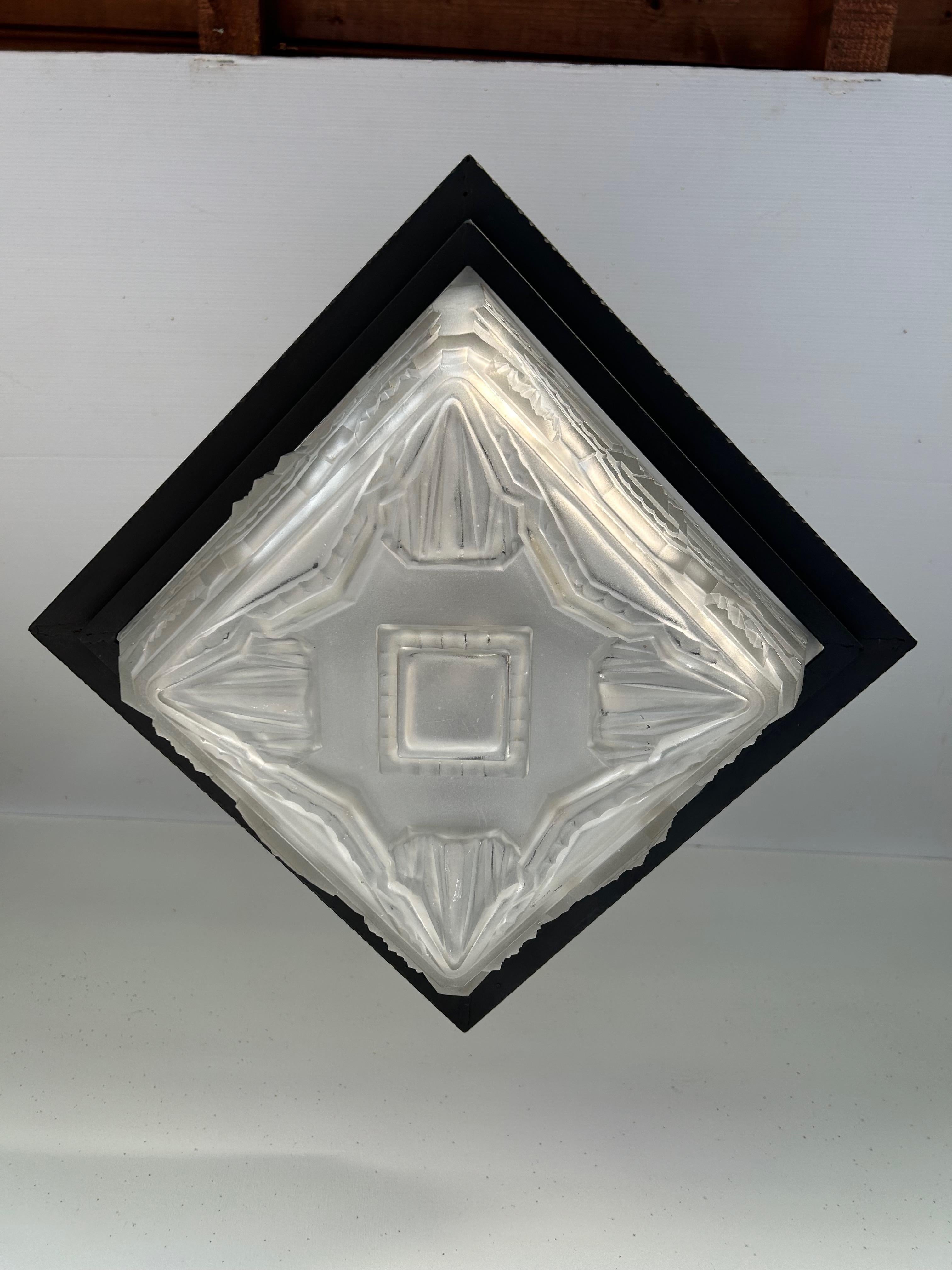 Art déco-Deckenleuchte aus geformtem Glas, Art déco im Angebot 6