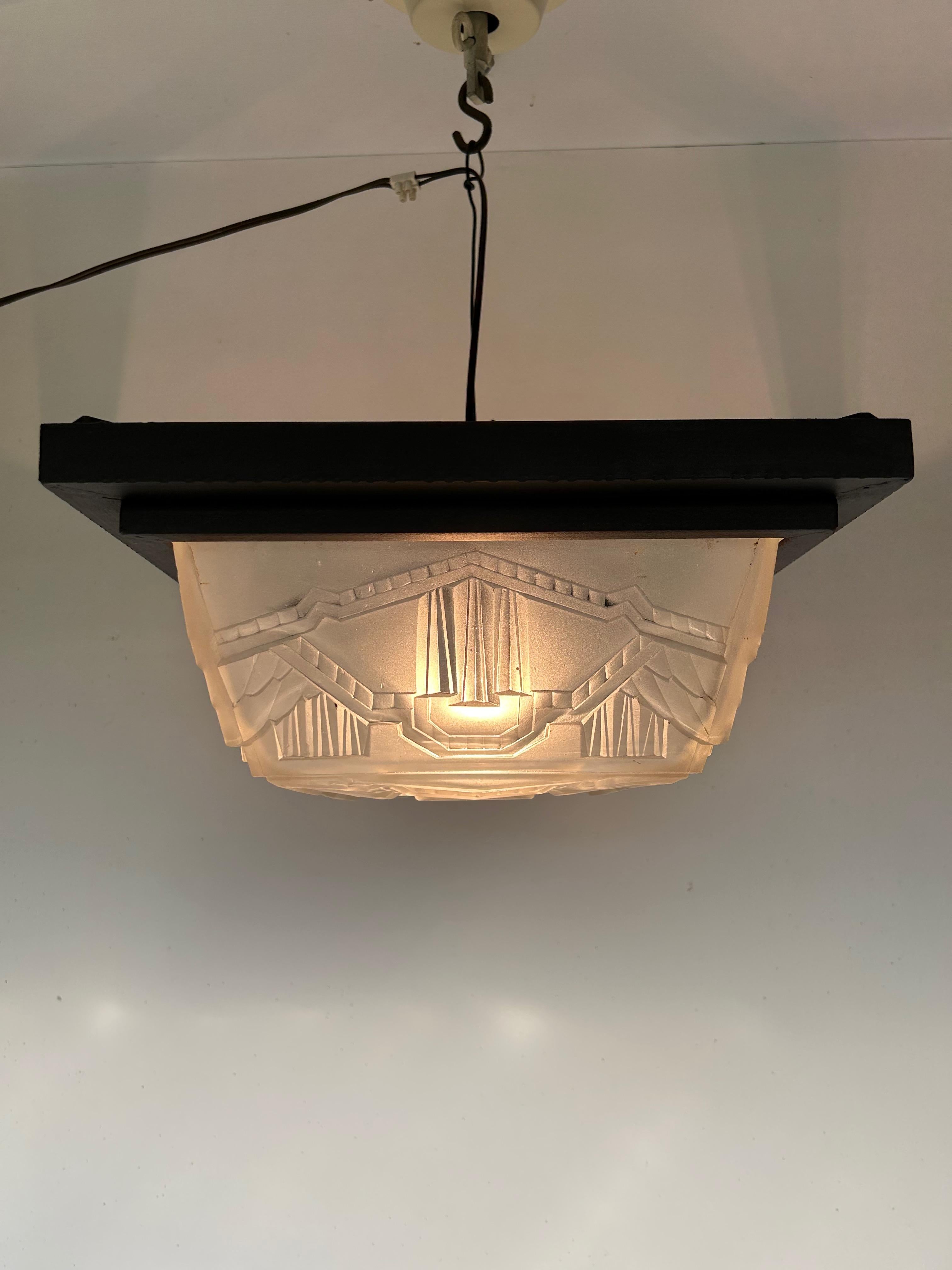 Art Deco Ceiling Lamp In Molded Glass For Sale 2
