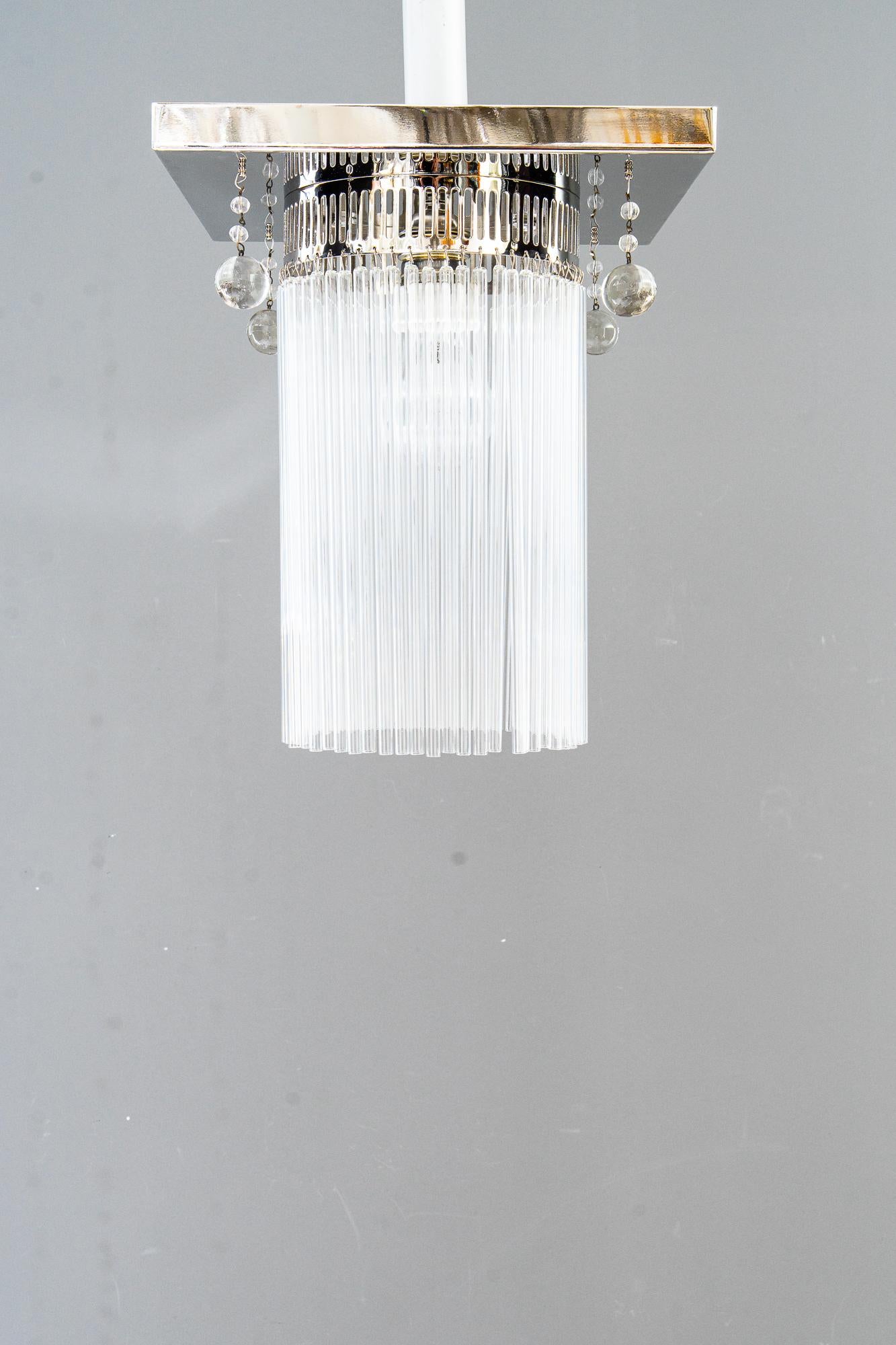 Plafonnier Art Déco nickelé avec 4 pièces en verre suspendues d'origine années 1920
Nickelé
Les bâtons de verre sont remplacés (neufs).