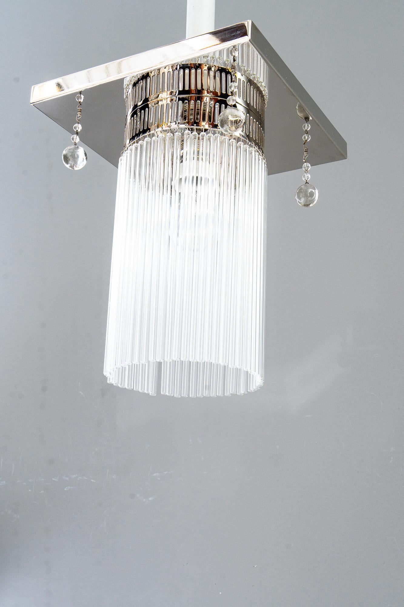 Autrichien Plafonnier Art Déco nickelé avec 4 pièces en verre suspendues d'origine années 1920 en vente