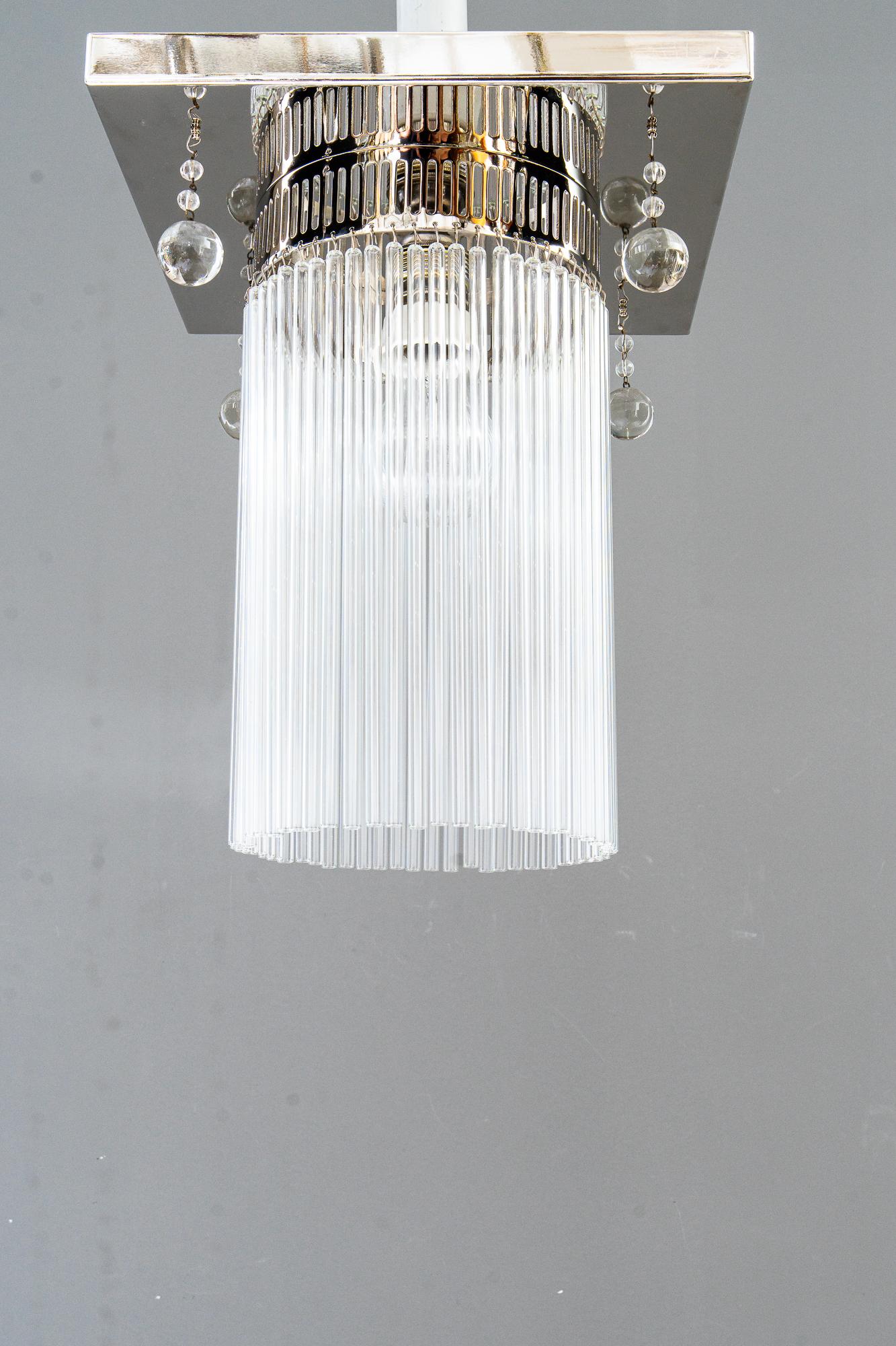 Plaqué Plafonnier Art Déco nickelé avec 4 pièces en verre suspendues d'origine années 1920 en vente