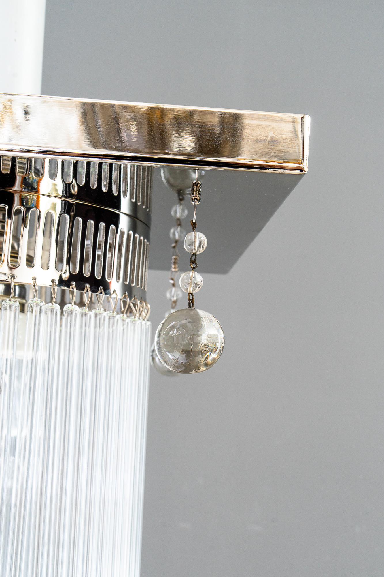 Plafonnier Art Déco nickelé avec 4 pièces en verre suspendues d'origine années 1920 Bon état - En vente à Wien, AT