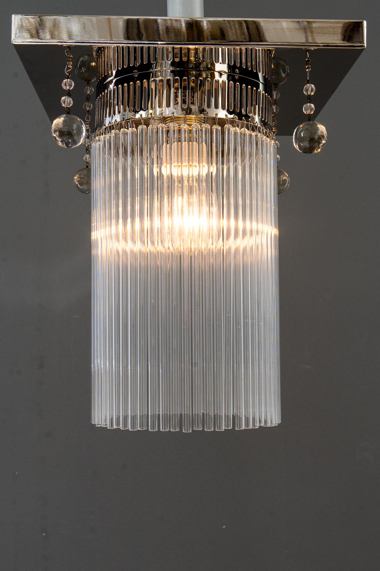 Laiton Plafonnier Art Déco nickelé avec 4 pièces en verre suspendues d'origine années 1920 en vente
