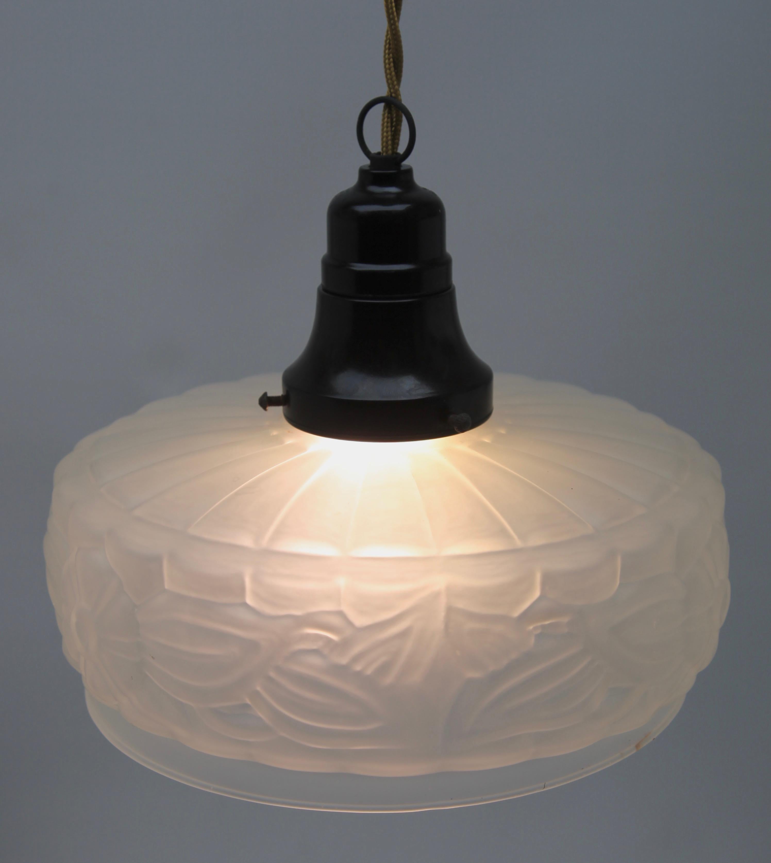Art Nouveau ceiling lamp

Photography fails to capture the simple elegant illumination provided by this lamp.

Fitting Bakelit pendant ceiling light with screw fixing to hold a stylish Belgian Art Deco lampshade. Good distribution of darker and
