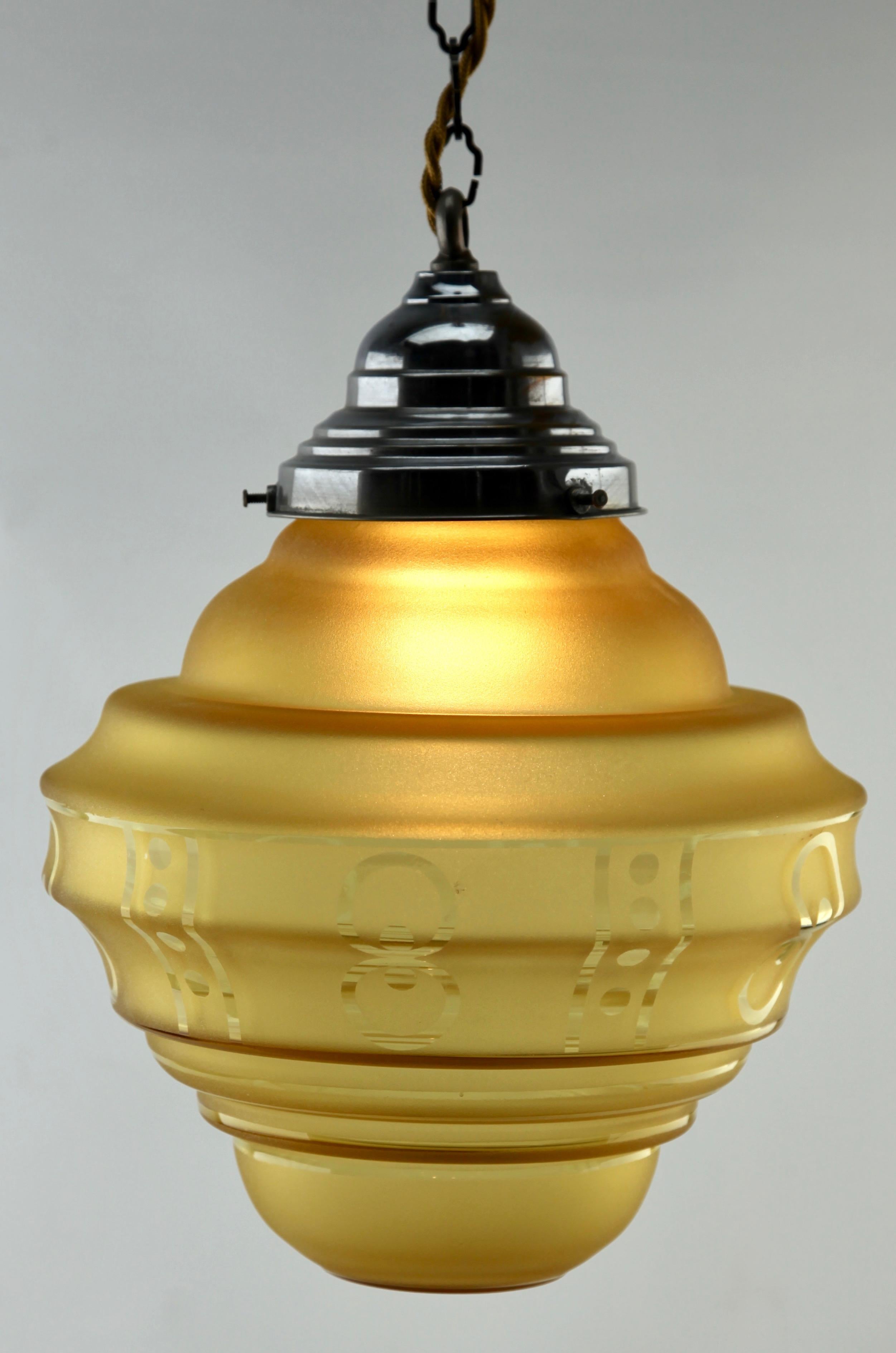 Art Deco ceiling lamp

Photography fails to capture the simple elegant illumination provided by this lamp.

As service: We can adjust the lamp height for you in advance if needed. 

Fitting messing pendant ceiling light with screw fixing to