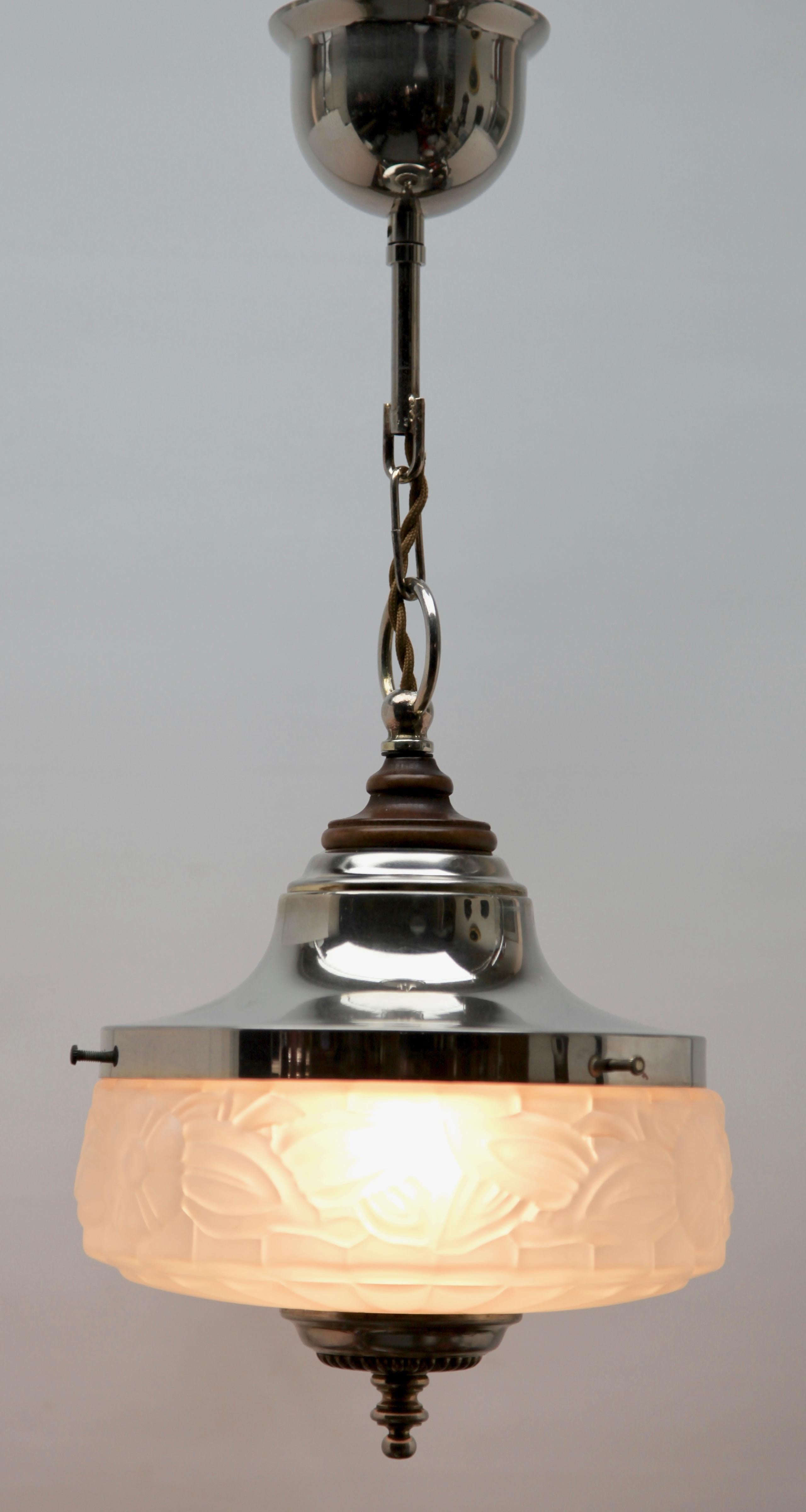 Art Deco ceiling lamp
Photography fails to capture the simple elegant illumination provided by this lamp.

Fitting messing pendant ceiling light with screw fixing to hold a stylish Belgian Art Deco lampshade. Good distribution of darker and