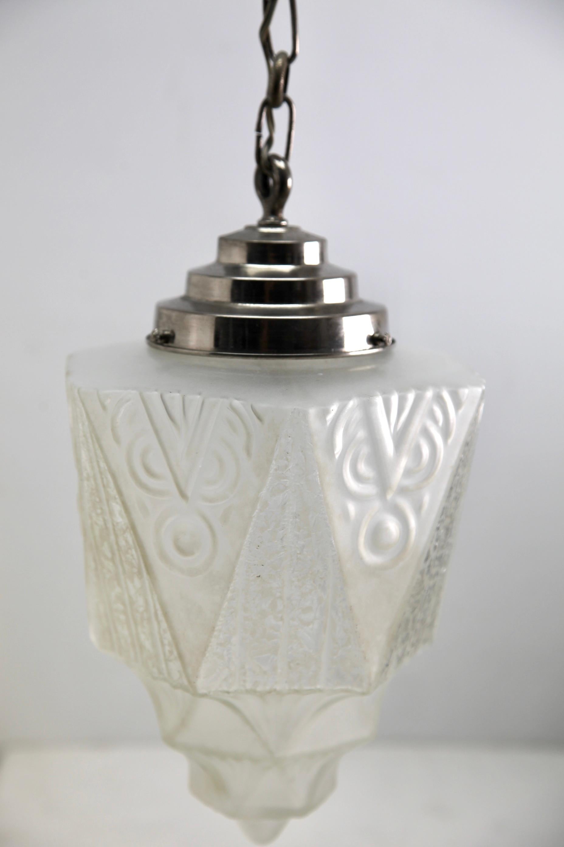 Art Deco ceiling lamp

Photography fails to capture the simple elegant illumination provided by this lamp.

As service: We can adjust the lamp height for you in advance if needed. 

Fitting messing pendant ceiling light with screw fixing to