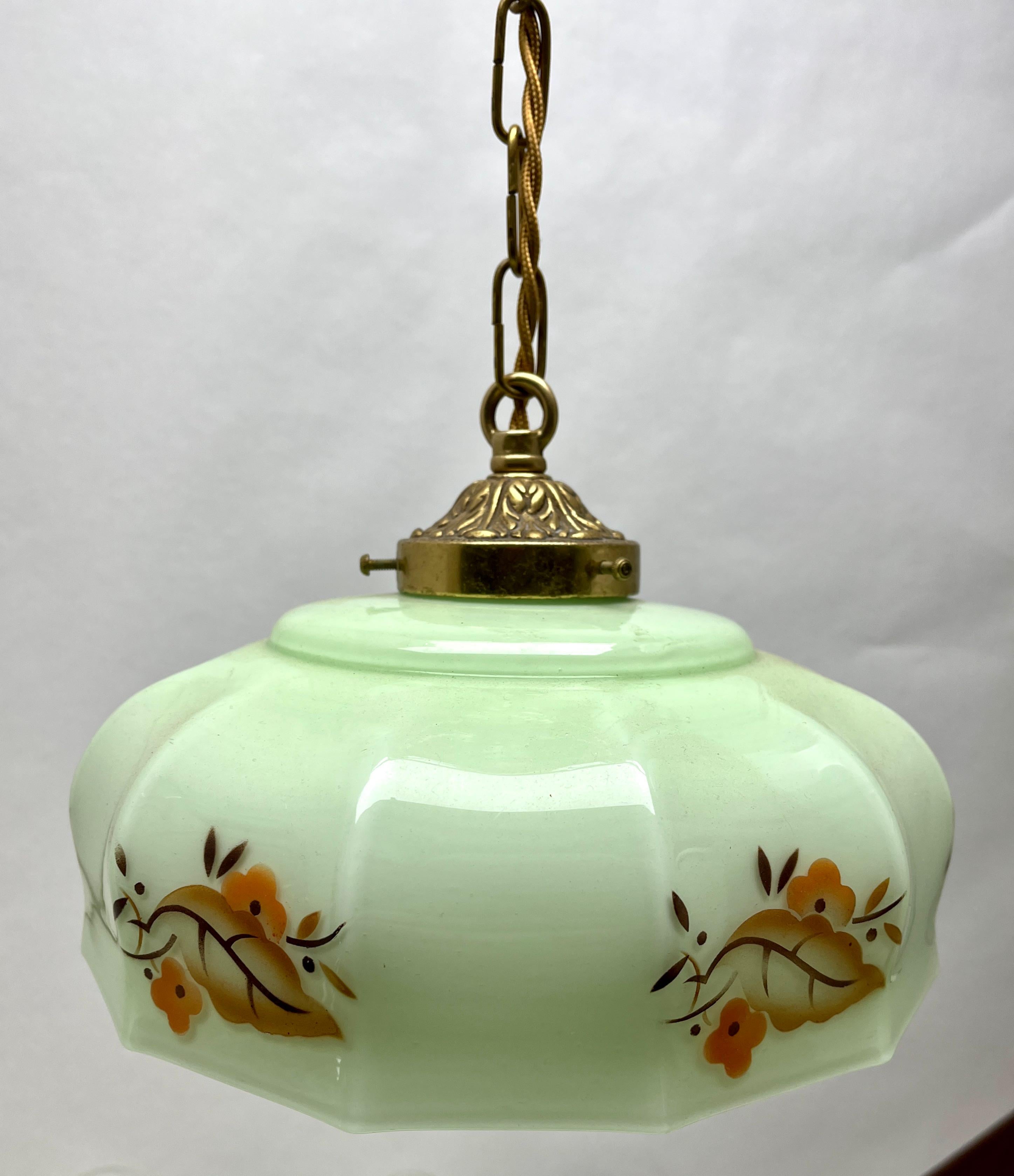 Art Nouveau Deckenleuchte
Die Fotografie kann die schlichte, elegante Beleuchtung dieser Lampe nicht einfangen.

Hängende Deckenleuchte mit Schraubbefestigung für einen stilvollen belgischen Art-Deco-Lampenschirm. 
Gute Verteilung von dunkleren