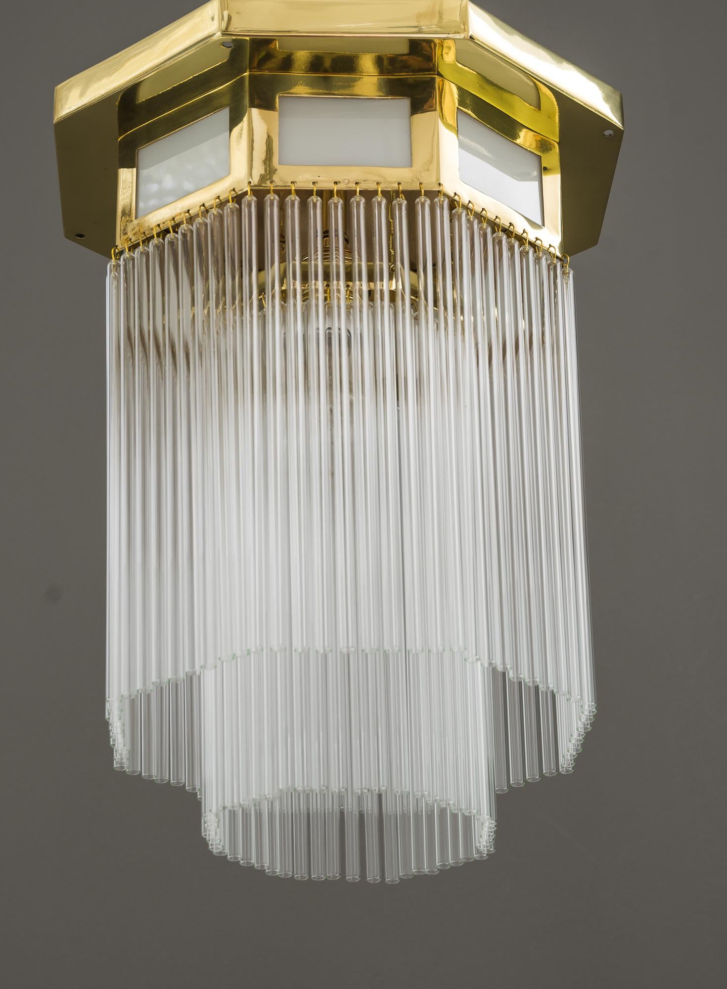 Art Deco Deckenlampe, Wien, um 1920
Messing poliert und emailliert
Opalgläser im Messingrahmen
Die Glasstäbe werden ausgetauscht (neu).