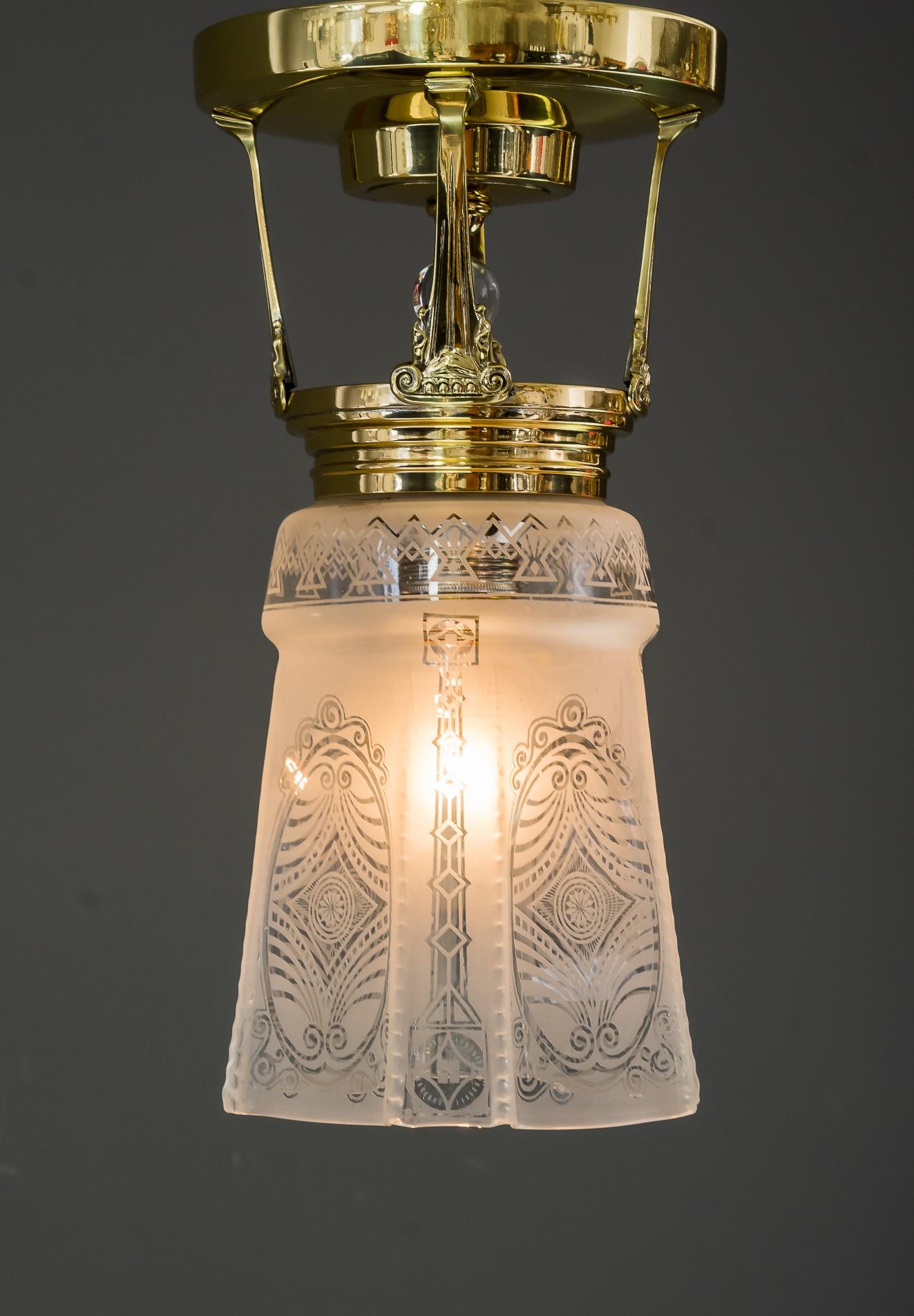 Art Deco Deckenlampe, Wien, um 1920er Jahre
Messing poliert und einbrennlackiert
Original Glas.