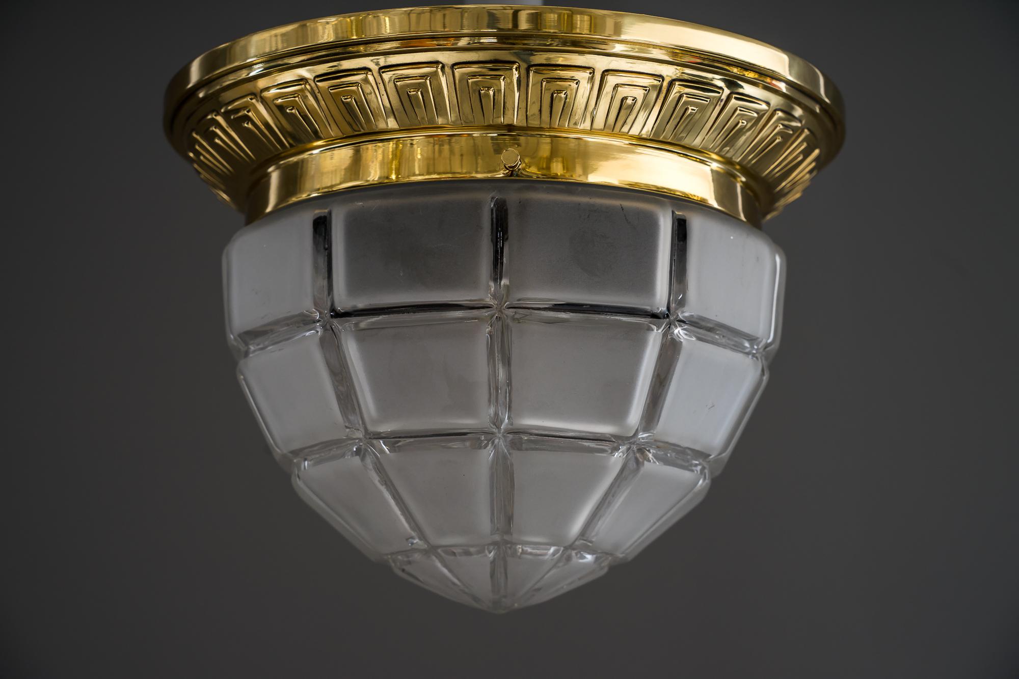 Art Deco Deckenlampe Wien um 1920er Jahre
Messing poliert und einbrennlackiert
Mattes Glas mit klaren Kanten
1 Glühbirne.