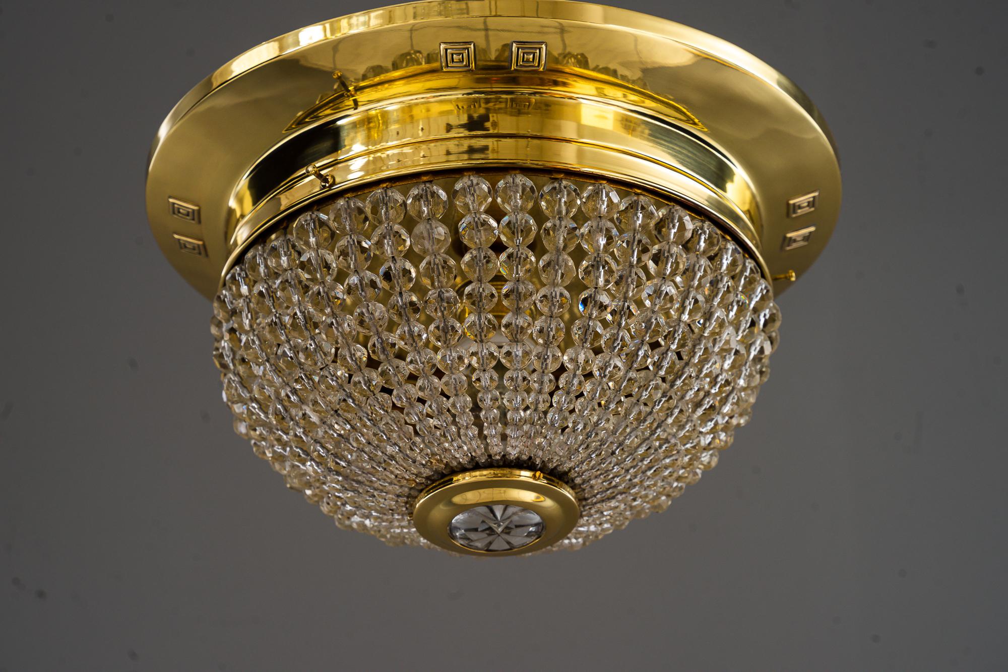 Deckenleuchte Vienna im Art déco-Stil, ca. 1920er Jahre
Poliert und emailliert
Original geschliffene Glaskugeln
Der Glaskugelteil ist zum Auswechseln der Glühbirne abnehmbar
1 Glühbirne innen.