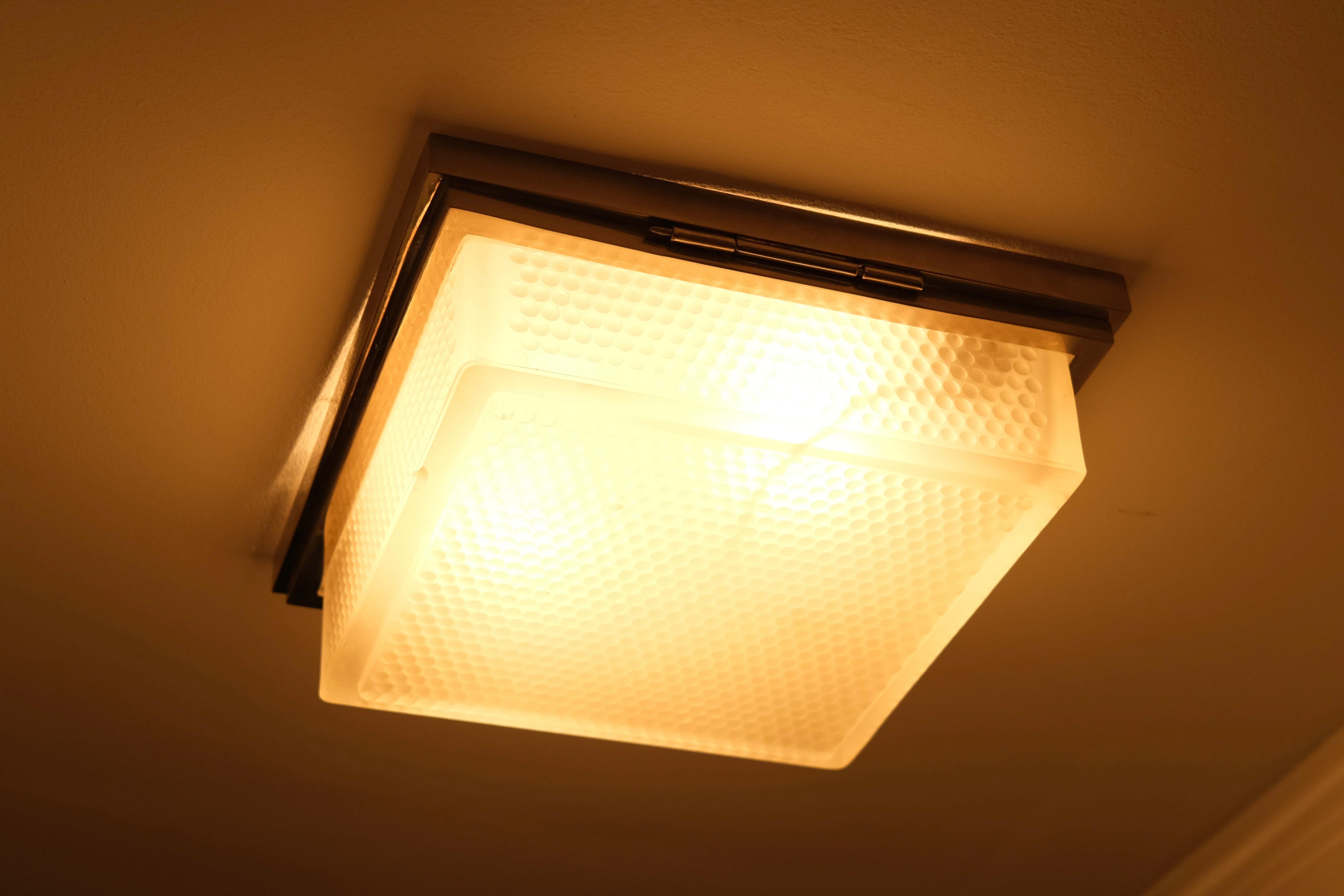 Ottone Lampada da soffitto Art Déco con vetro smerigliato di forma quadrata, Francia, anni '30 in vendita