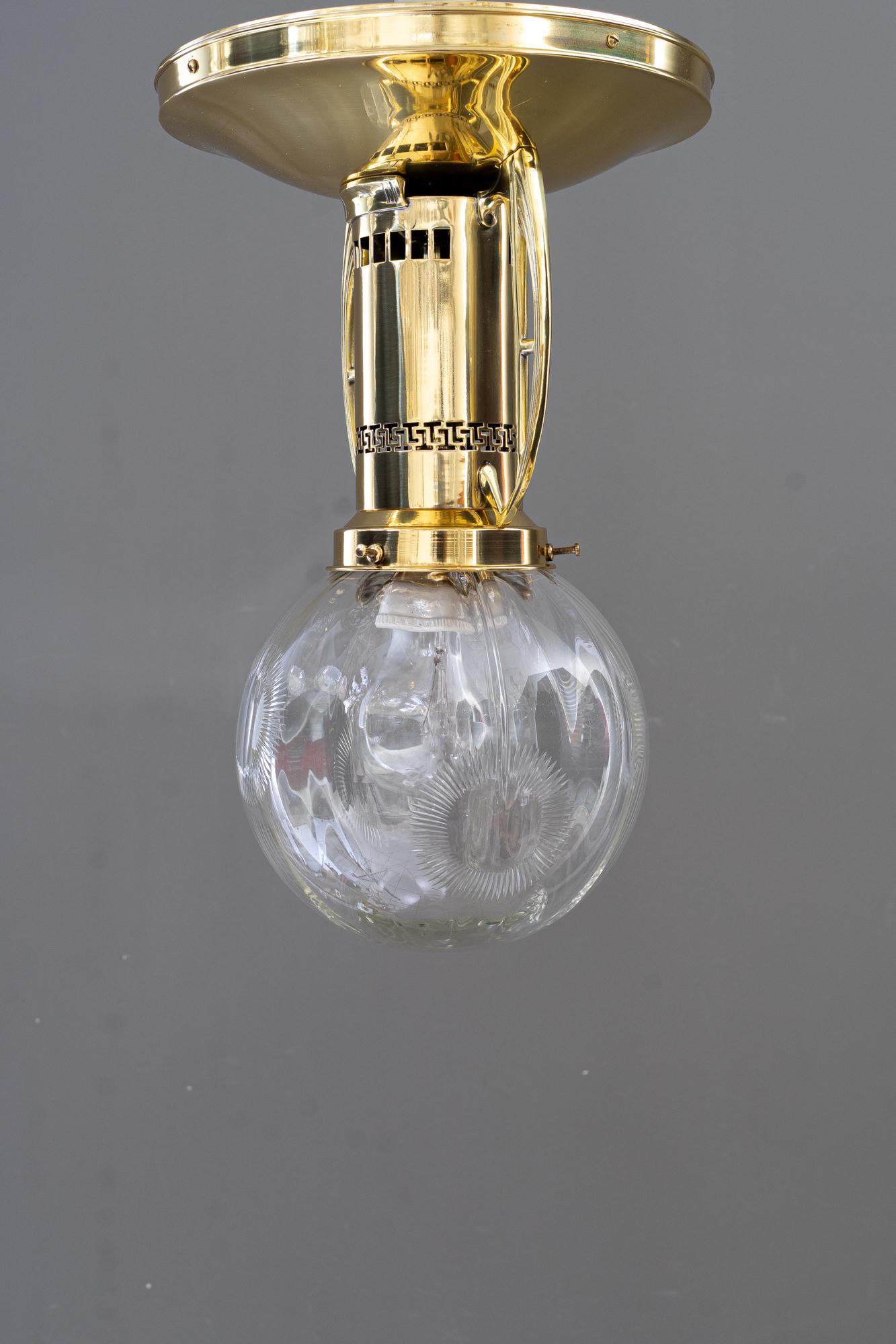 Art decó Lámpara de techo con pantalla de cristal transparente viena hacia 1920
El cristal es transparente es oscuro por el fondo
Latón pulido y esmaltado al horno
Pantalla original de cristal antiguo
