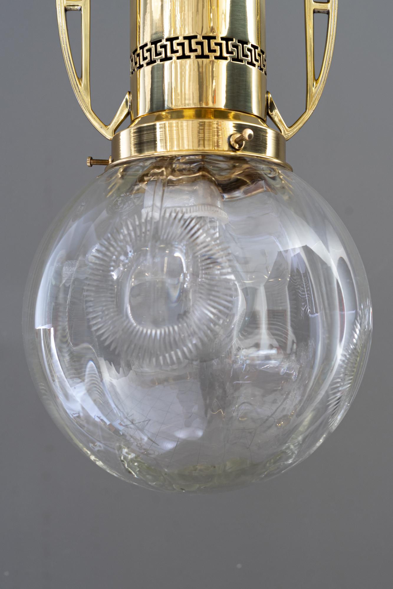 Lámpara de techo art decó con pantalla de cristal tallado viena alrededor de 1920 ( Cristal transparente ) Art Decó en venta