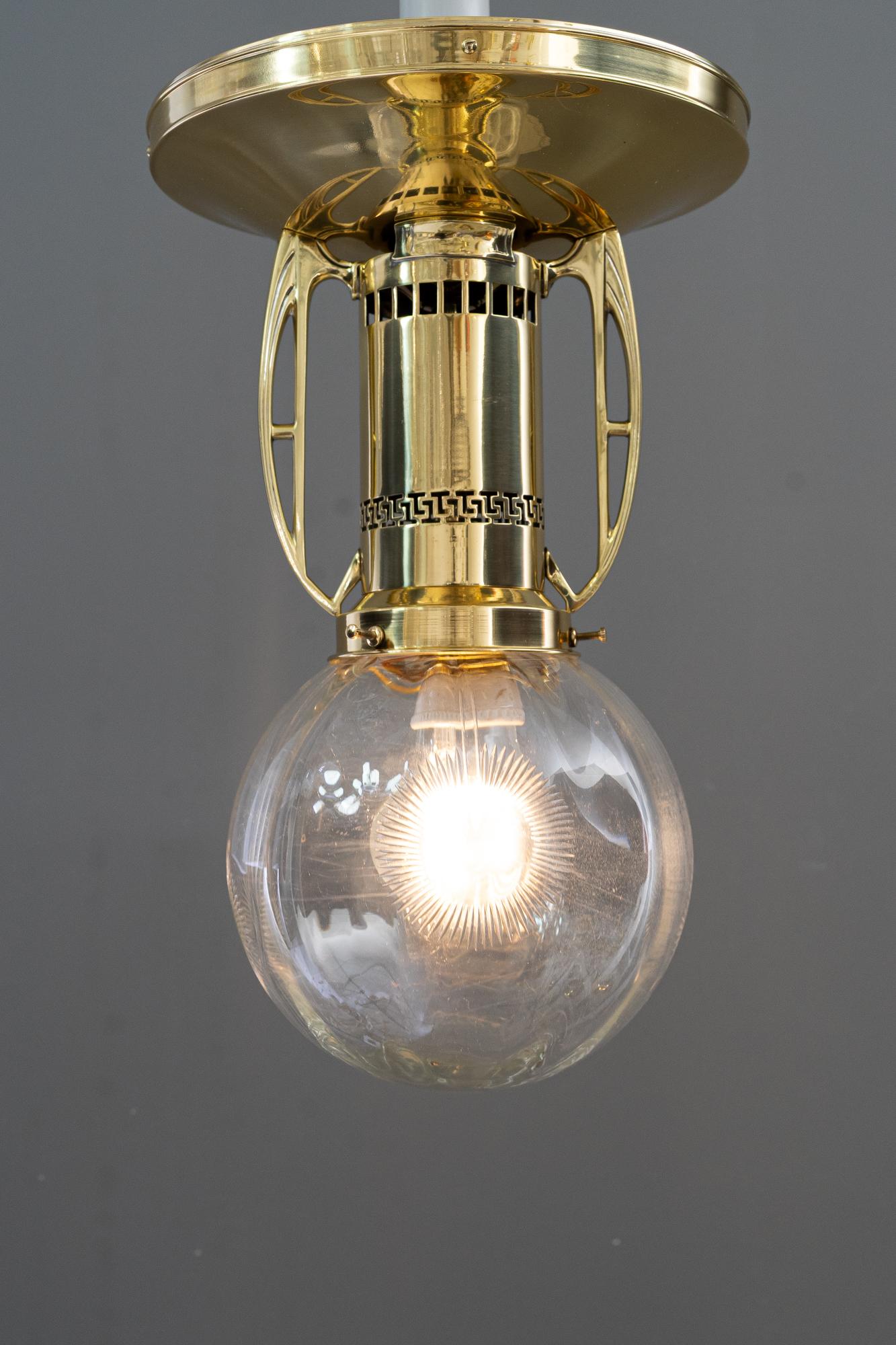 Lámpara de techo art decó con pantalla de cristal tallado viena alrededor de 1920 ( Cristal transparente ) Lacado en venta
