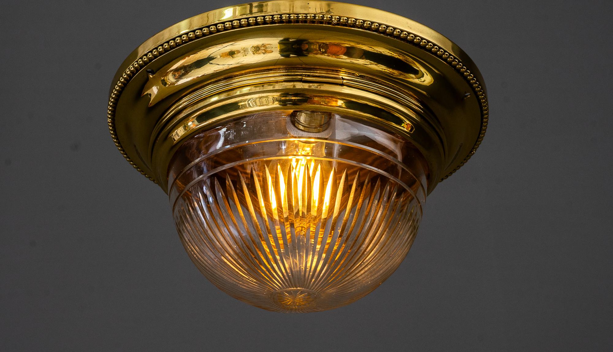 Lámpara de techo Art Decó con pantalla de cristal tallado viena hacia 1920 en venta 3