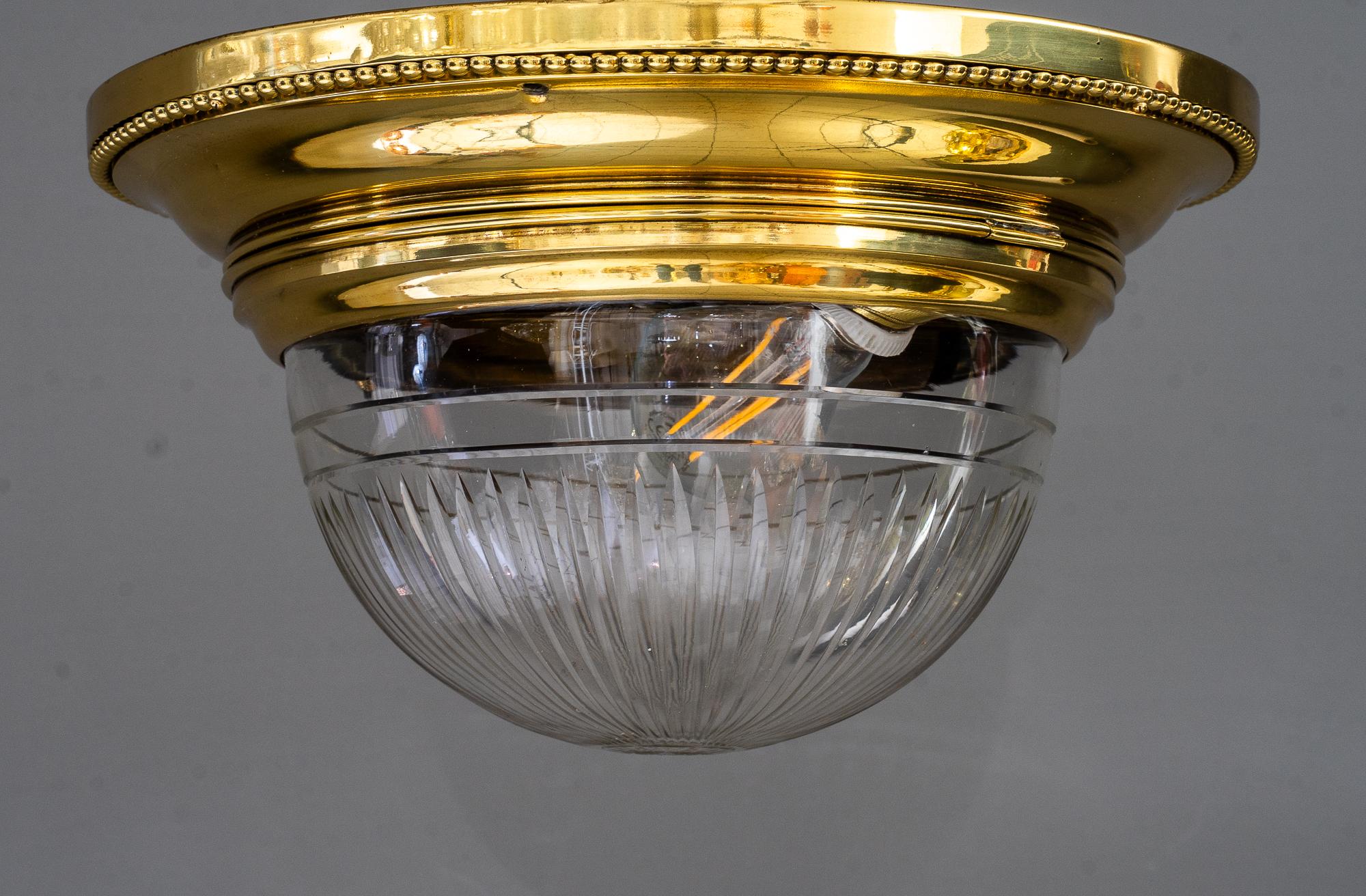 Lámpara de techo Art Decó con pantalla de cristal tallado viena hacia 1920
Latón pulido y esmaltado al horno
Cristal tallado original