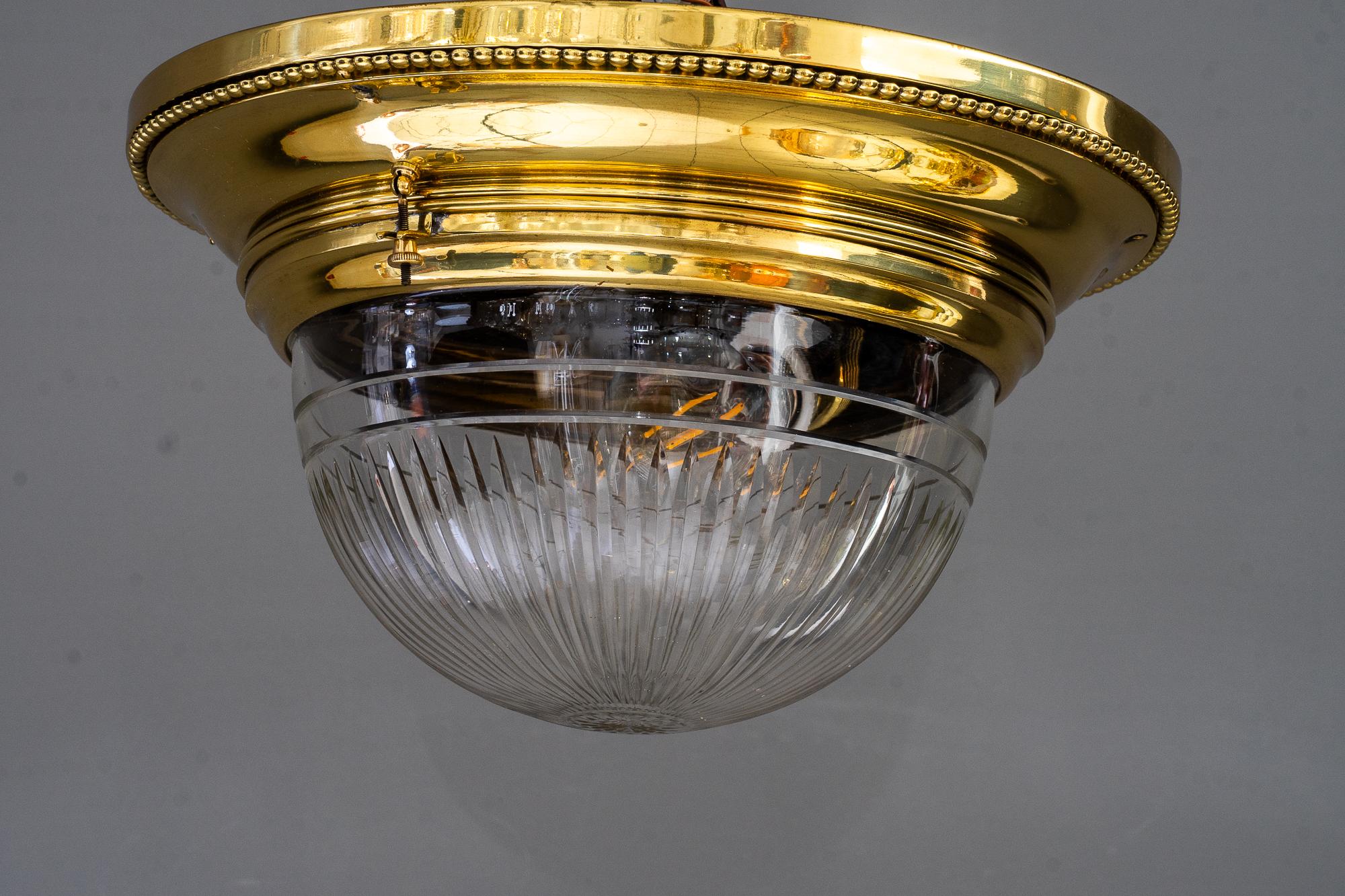 Lámpara de techo Art Decó con pantalla de cristal tallado viena hacia 1920 Lacado en venta