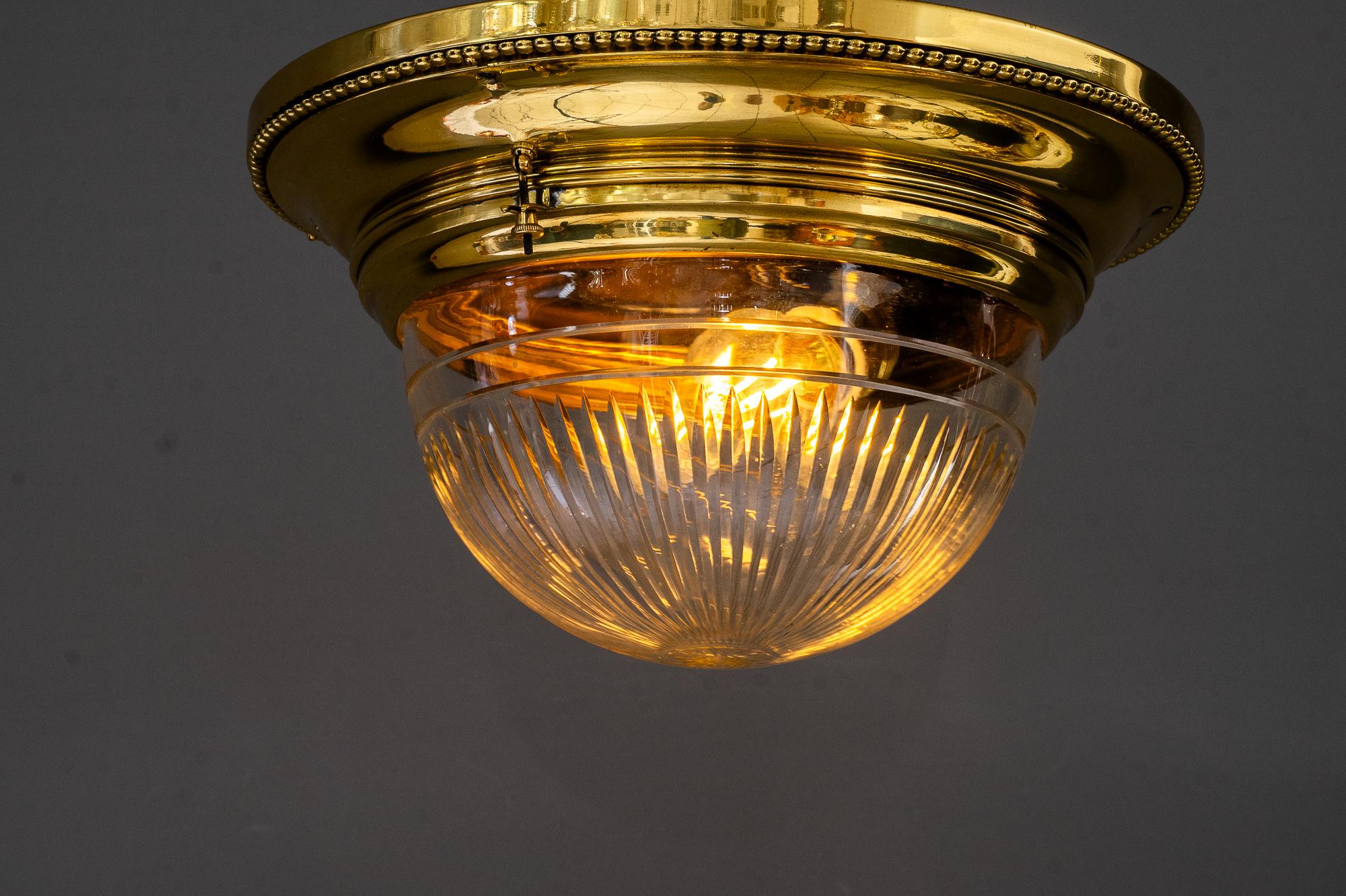 Lámpara de techo Art Decó con pantalla de cristal tallado viena hacia 1920 Latón en venta