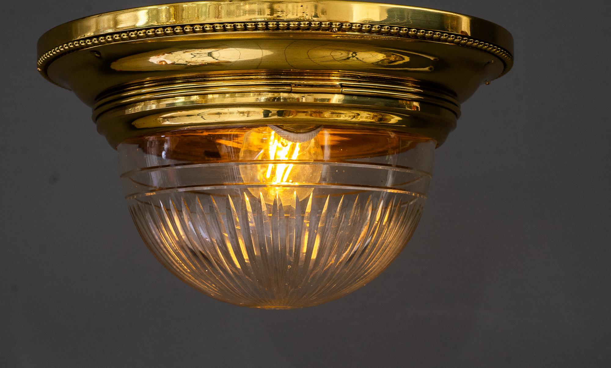 Lámpara de techo Art Decó con pantalla de cristal tallado viena hacia 1920 en venta 2