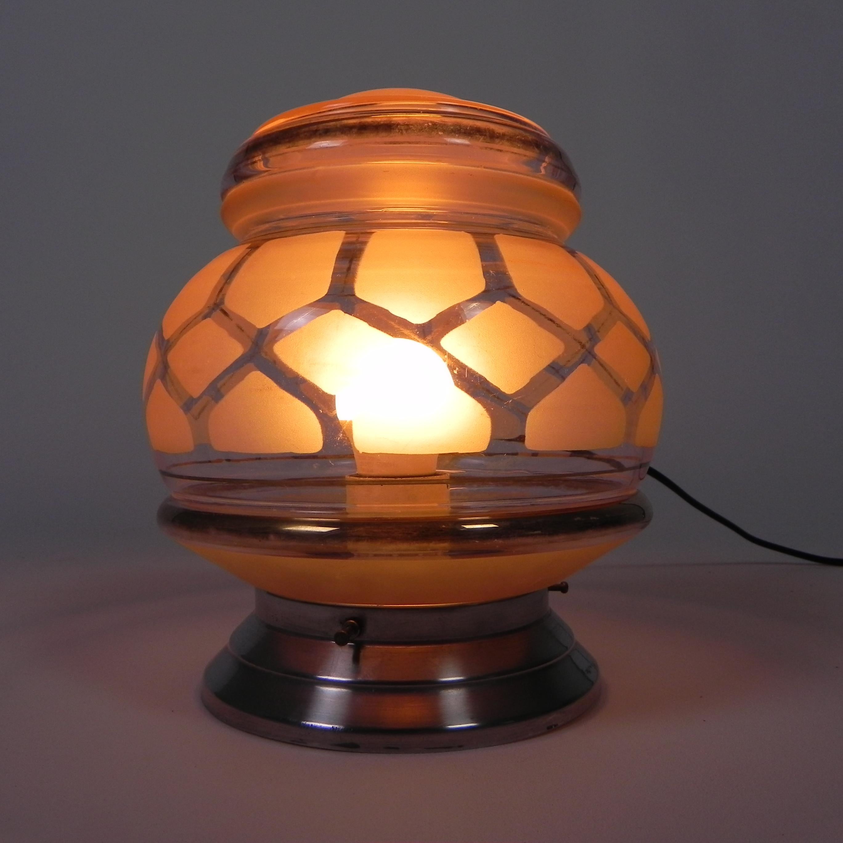 Total height: 22 cm.
Ø glass shade: 18 cm.
The lamp has a large bulb holder (E27).
Origin: France, 1930s.
Material: aluminum / glass.
All our lamps are suitable for LED lamps.